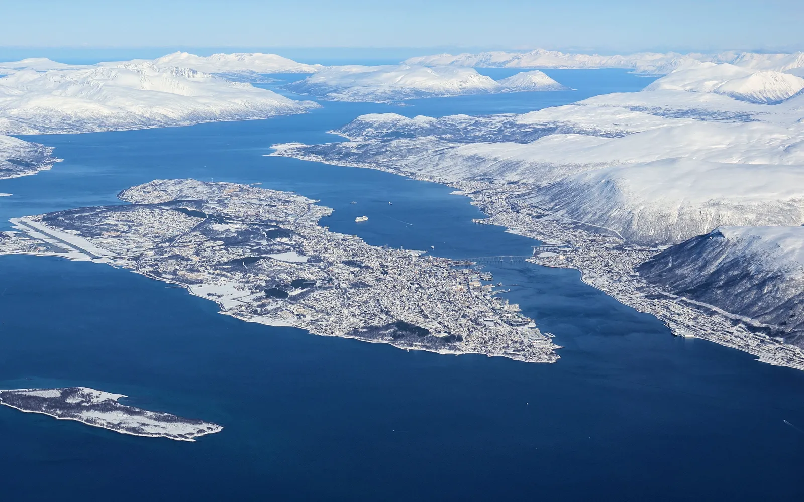 วิวพาโนรามาเกาะ Tromsøya และตัวเมืองทรอมโซ