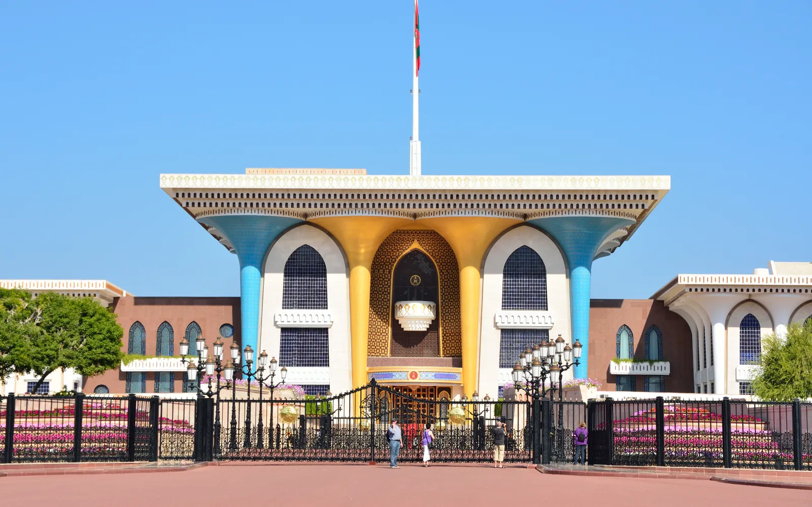 ทิวทัศน์เมืองเก่ามัสกัตริมอ่าว ขนาบด้วยภูเขาหินและป้อมปราการ