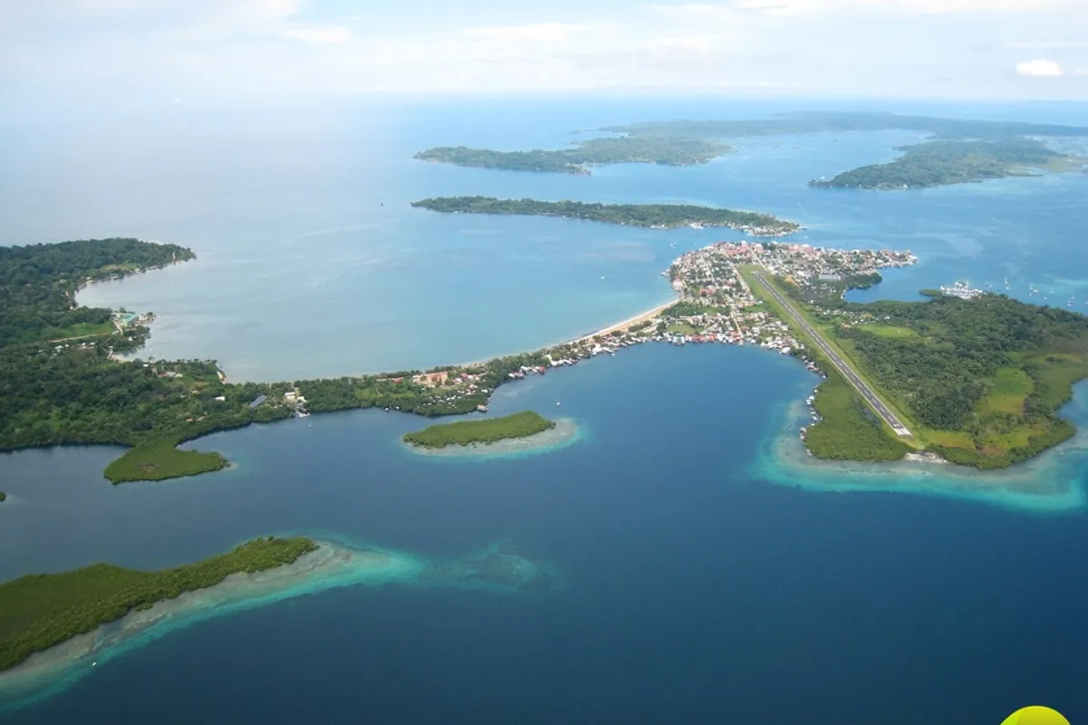 บรรยากาศย่านอิสลาคาเรเนโร (Isla Carenero) ในโบกัสเดลโตโร
