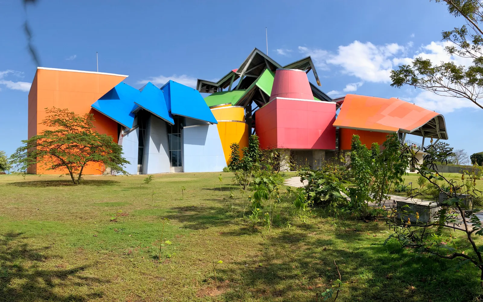 อาคารไบโอมูเซโอหลังคาหลากสีออกแบบโดย Frank Gehry