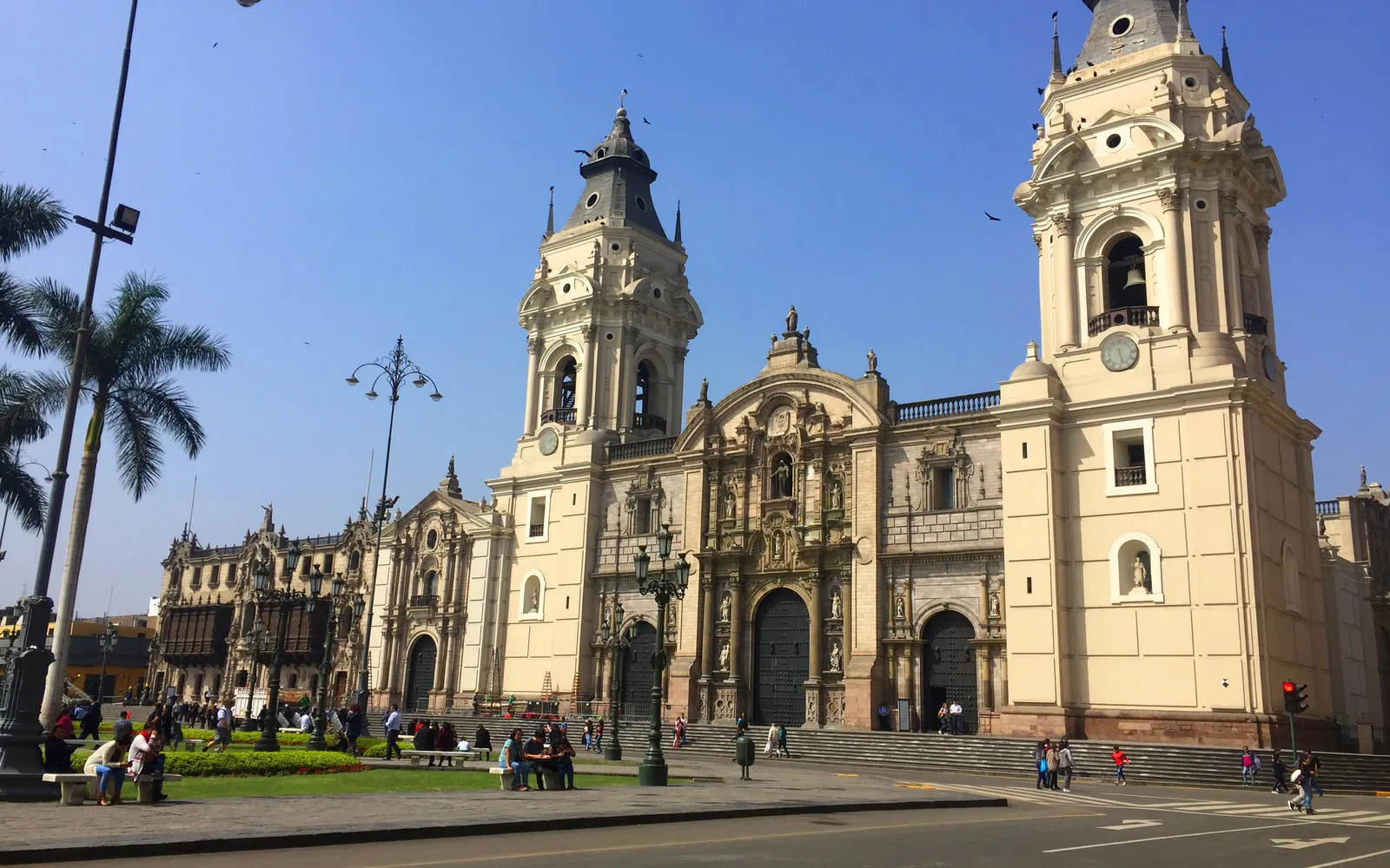 มหาวิหารลิมาตั้งอยู่ริมจัตุรัส Plaza Mayor