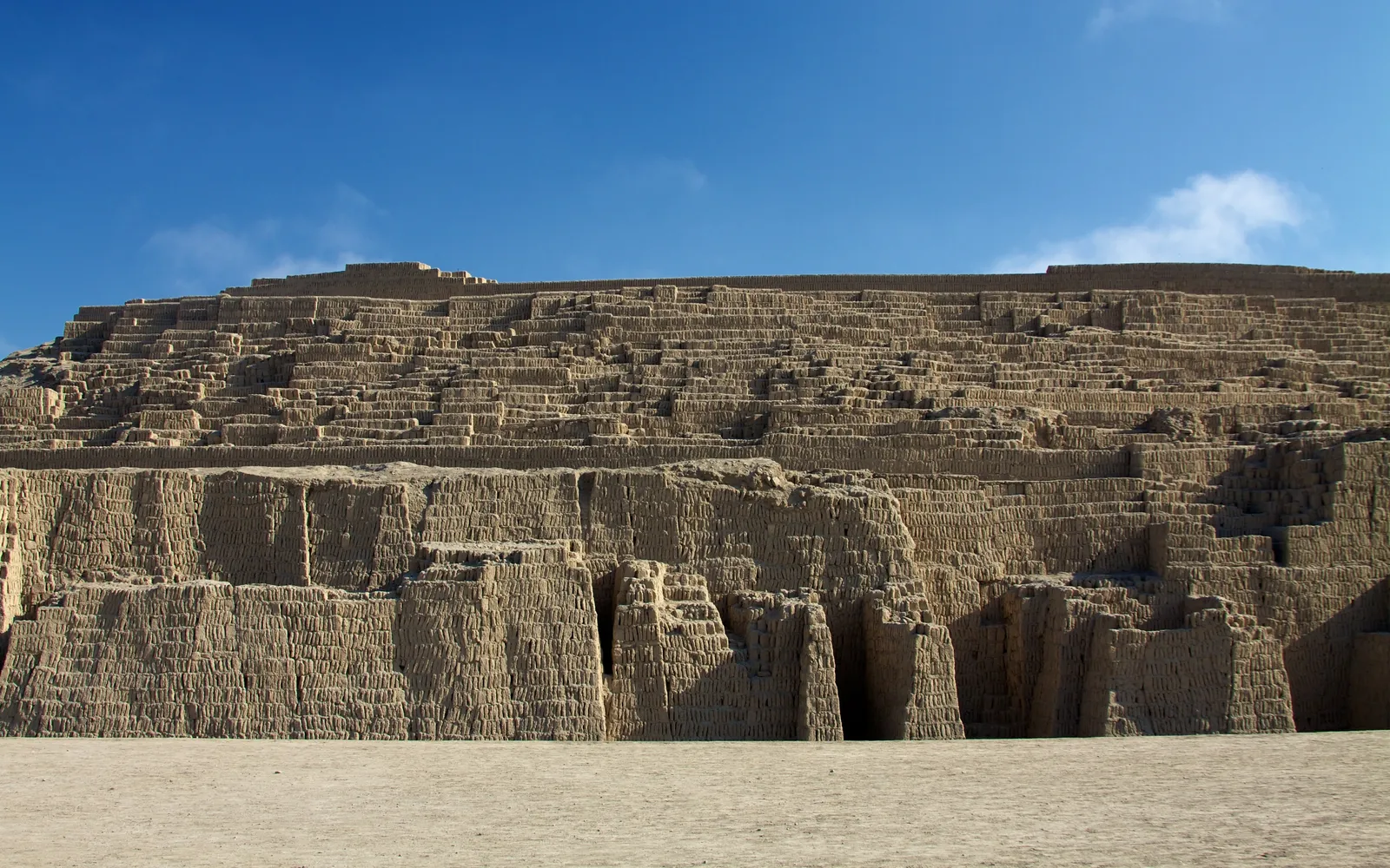 พีระมิดดินเหนียวขั้นบันได Huaca Pucllana ในมิราฟลอเรส