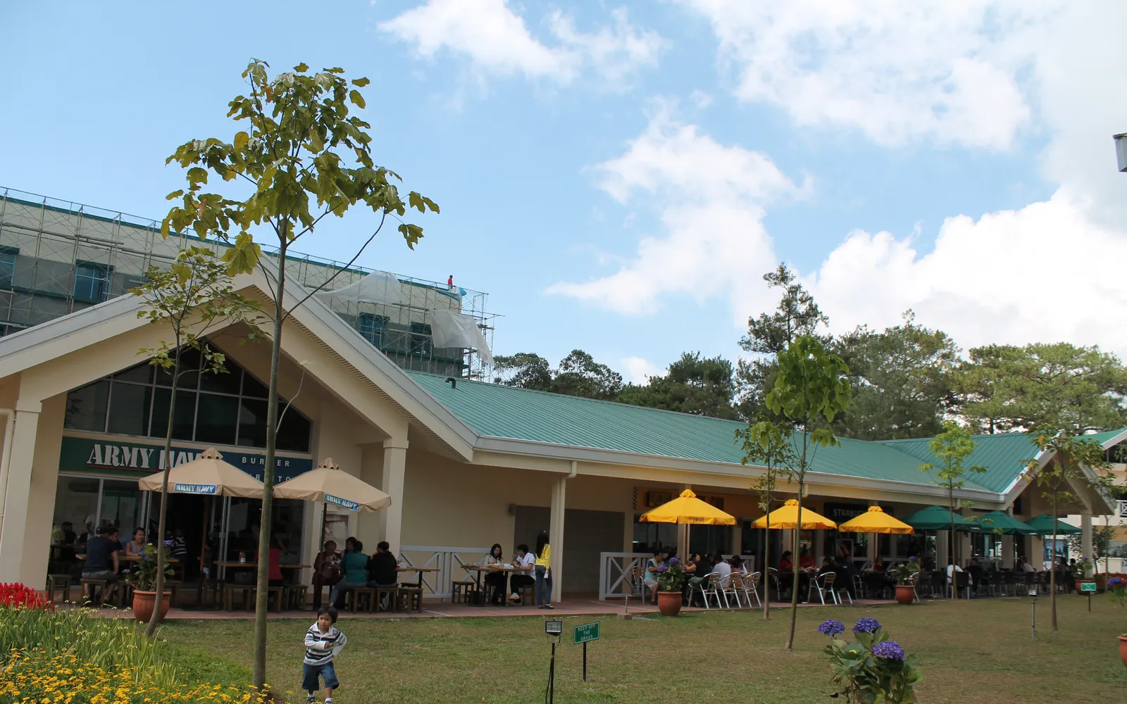 บรรยากาศในค่ายแคมป์จอห์นเฮย์ บาเกียว ล้อมรอบด้วยป่าสนสูงตระหง่าน