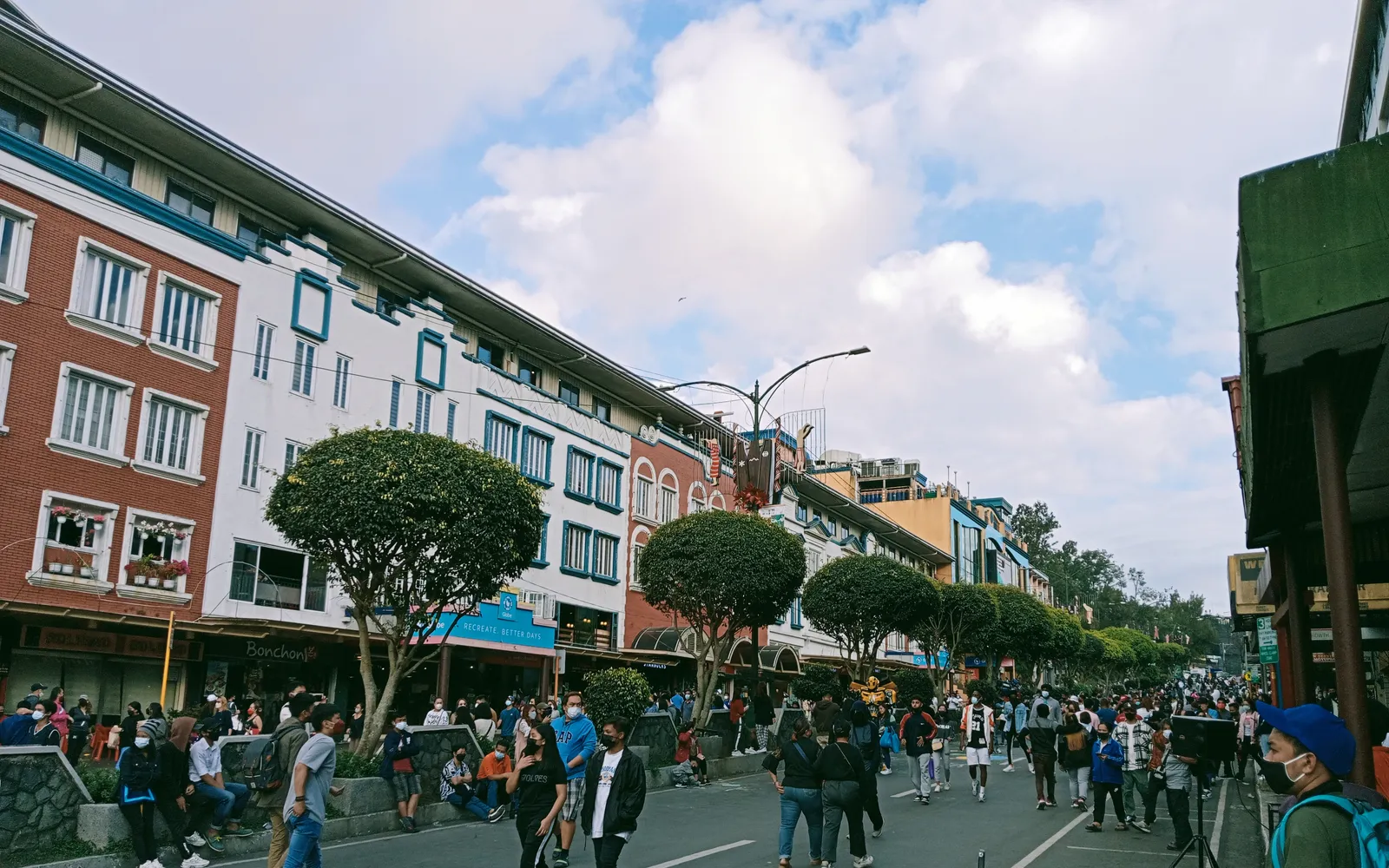 ถนน Session Road บาเกียว สายถนนหลักช้อปปิงของเมือง มีร้านค้าและร้านอาหารเรียงราย
