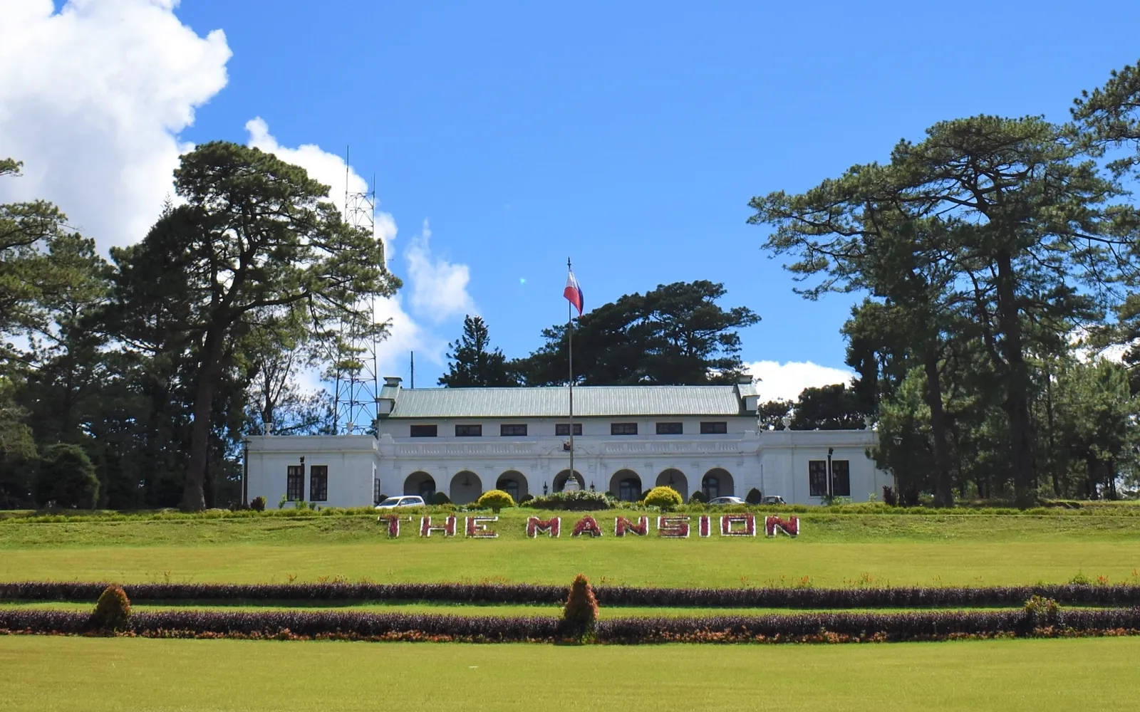 ประตูเหล็กดัดสีขาวของ The Mansion บ้านพักฤดูร้อนอย่างเป็นทางการของประธานาธิบดีฟิลิปปินส์