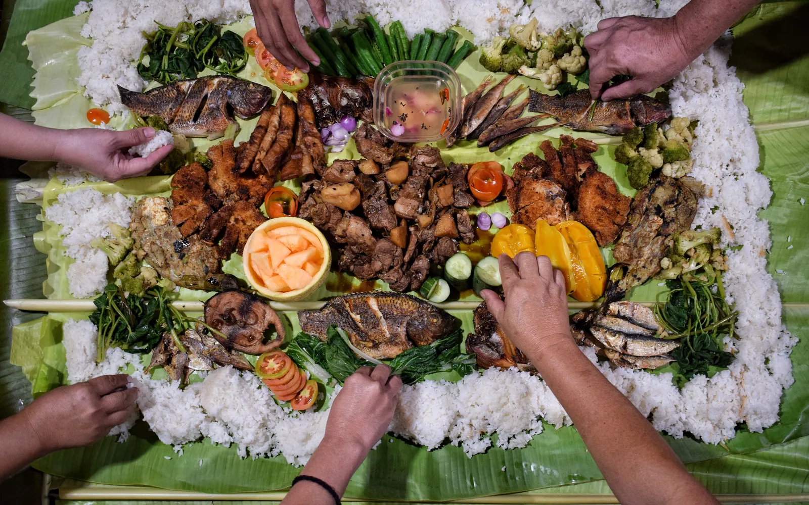 โต๊ะ Boodle Fight หรือ Kamayan อาหารฟิลิปปินส์เสิร์ฟบนใบกล้วย