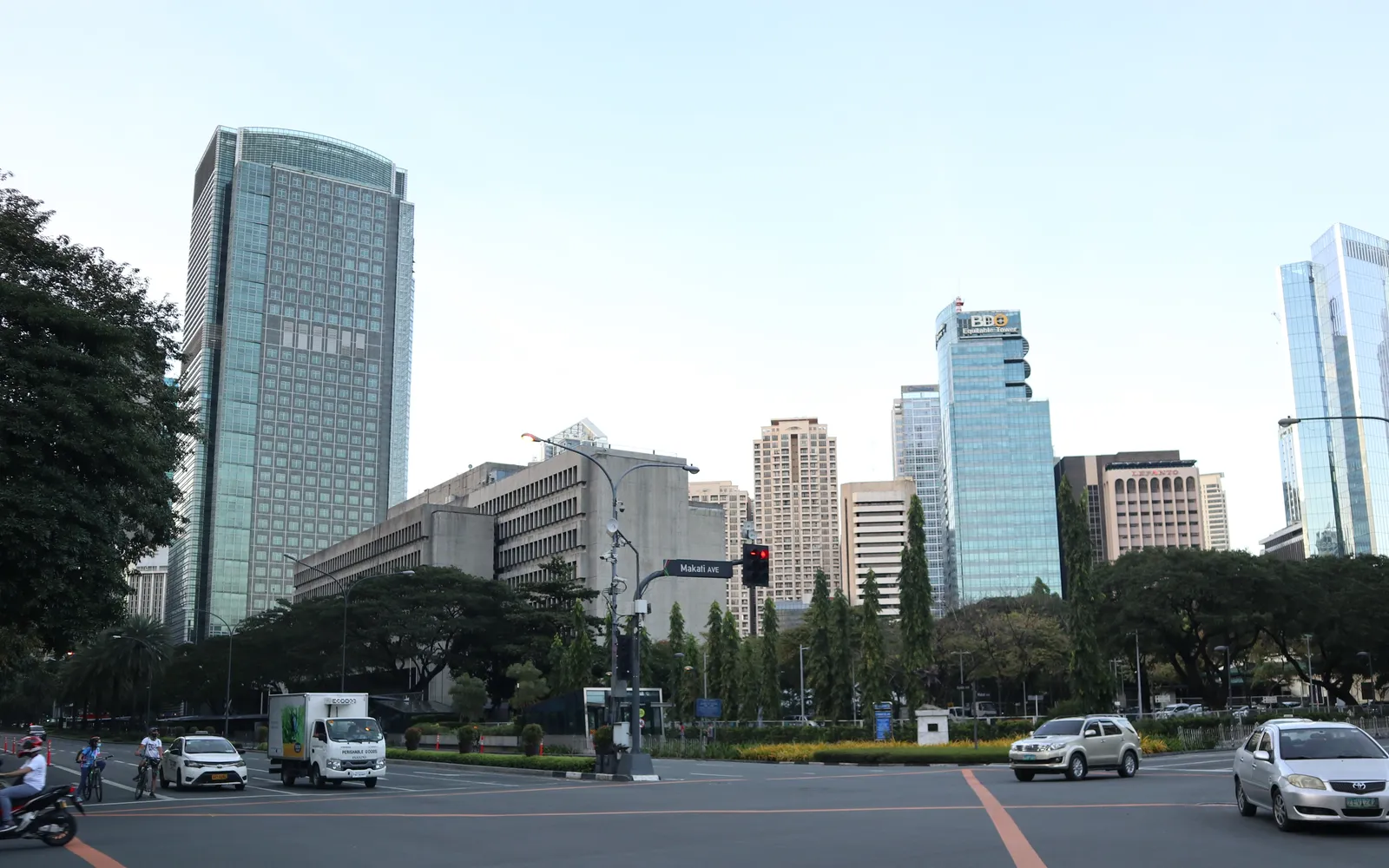 ถนนสายหลักในโปบลาซิออน มาคาติ ยามค่ำคืน แสงไฟบาร์และร้านอาหารสองข้างทาง