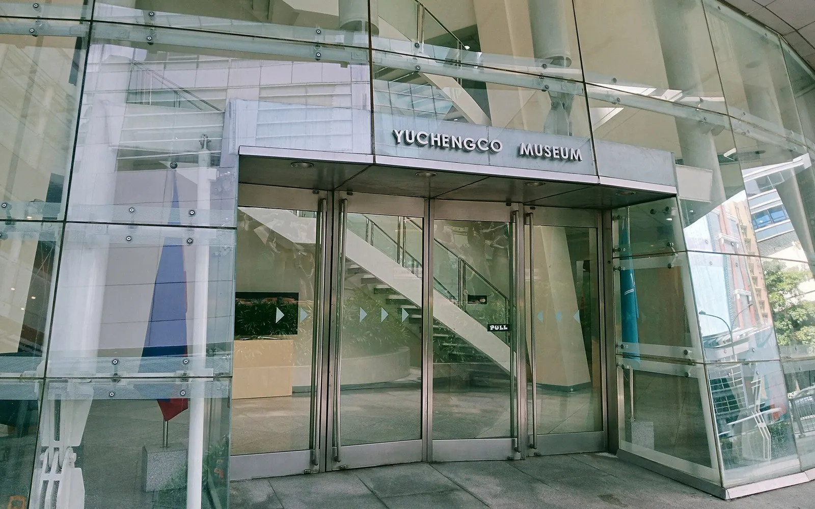 ทางเข้าพิพิธภัณฑ์ยูเชงโก ใน RCBC Plaza มาคาติ อาคารศิลปะร่วมสมัยสี่ชั้น
