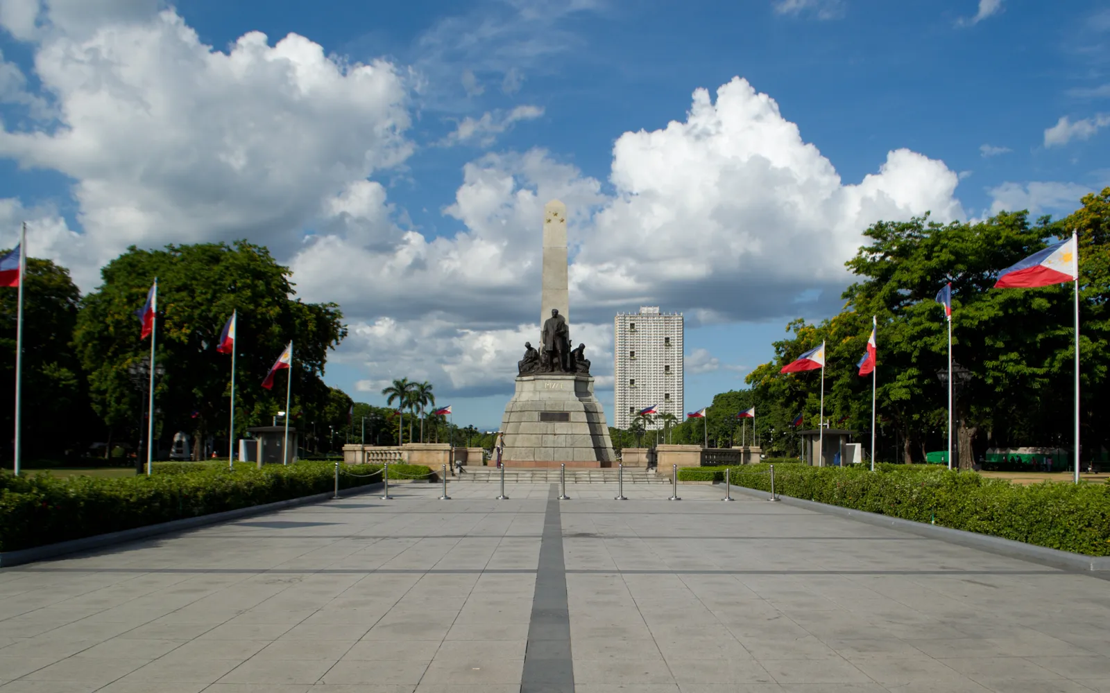 อนุสาวรีย์รีซัลกลางสวนสาธารณะลูเนตา