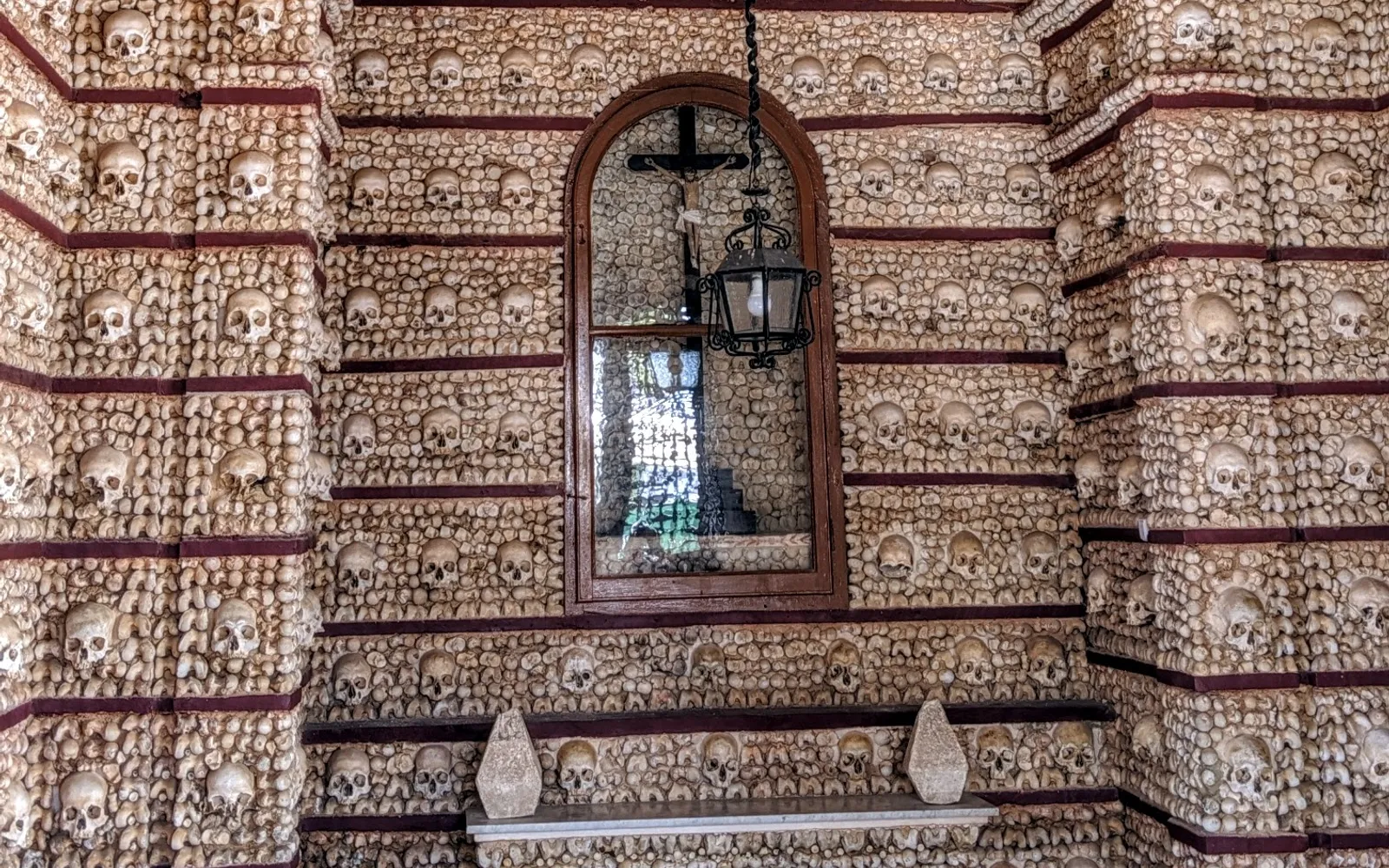 ผนังภายในโบสถ์ Capela dos Ossos ที่เรียงด้วยกระดูกและกะโหลกมนุษย์