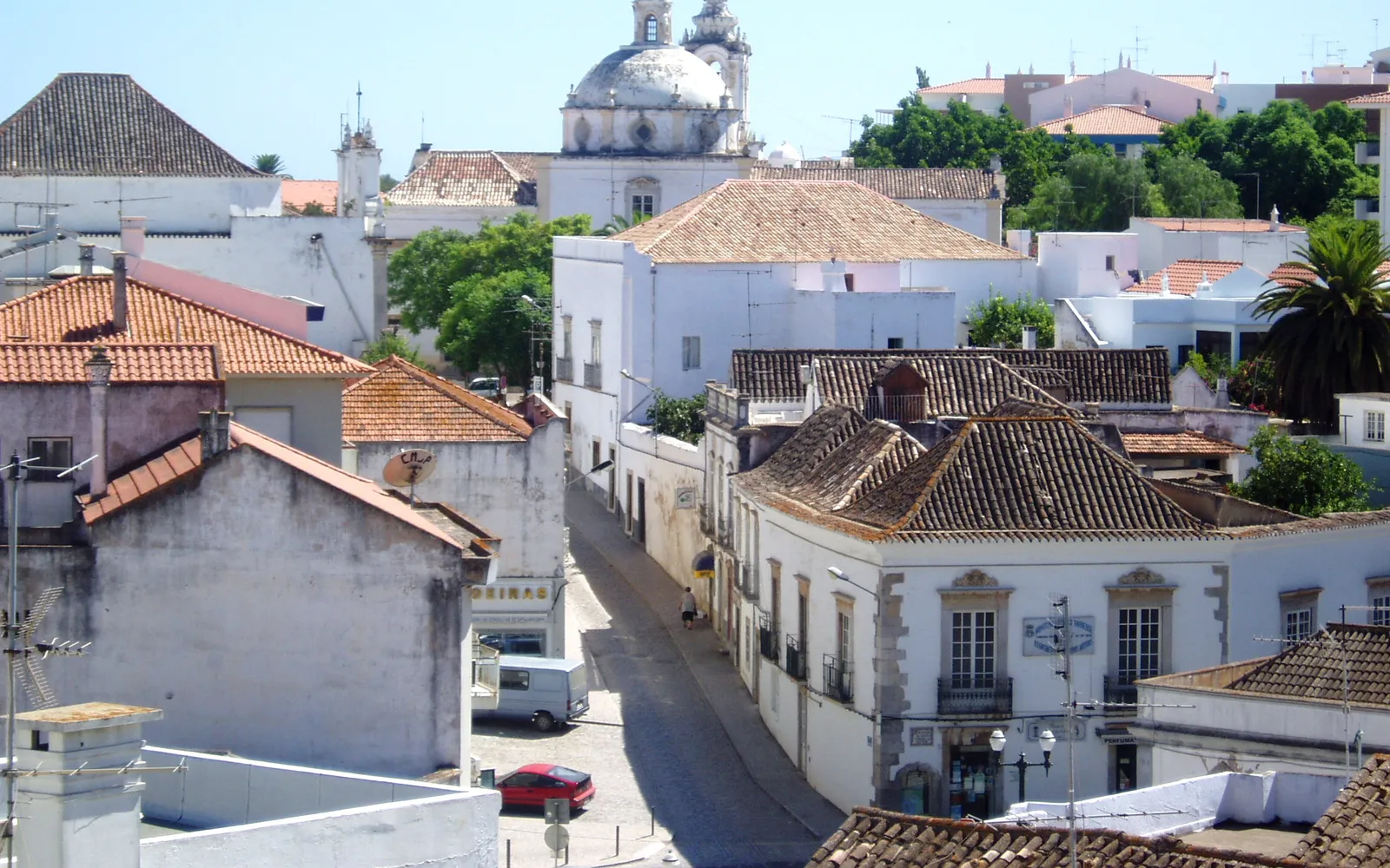 สะพานเก่าและบ้านสีขาวริมแม่น้ำ Gilão ในเมือง Tavira