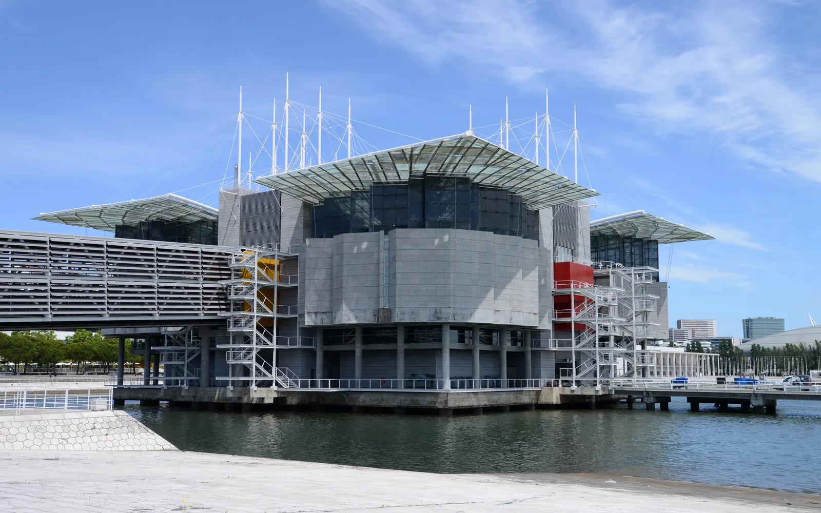 อาคารพิพิธภัณฑ์สัตว์น้ำลิสบอนกลางน้ำใน Parque das Nações