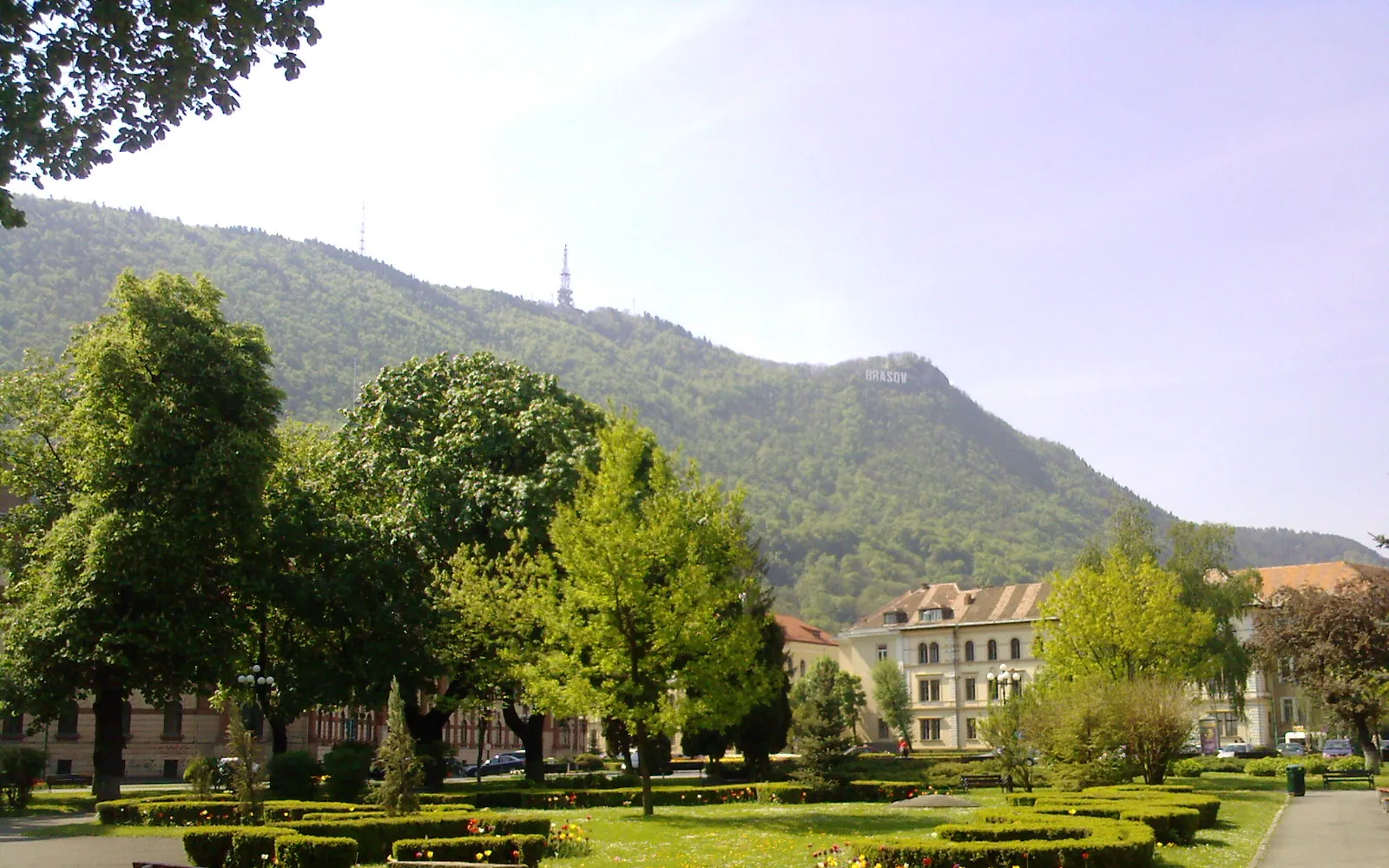 ภูเขาทัมปากับป้ายตัวอักษร BRASOV บนยอดเขา