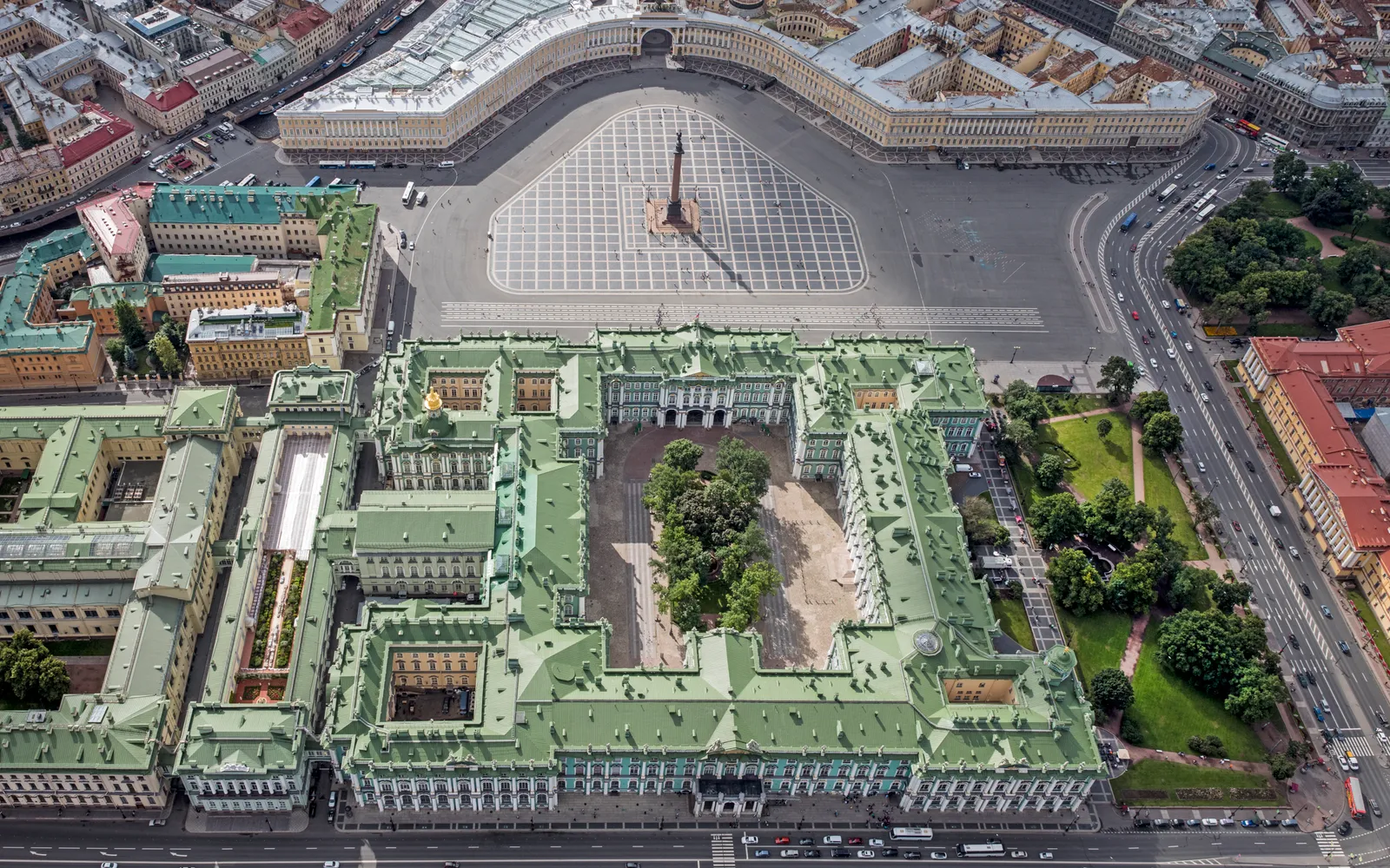 จัตุรัสพาเลซอันกว้างใหญ่ เสา Alexander Column สูงตระหง่านกลางลาน หน้าอาคาร General Staff Building โค้งสวยงามสีเหลืองทอง