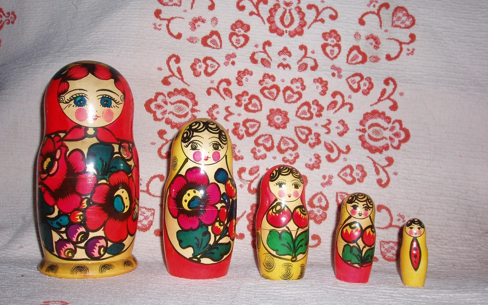 ตุ๊กตา Matryoshka สีสันสดใสลวดลายดอกไม้รัสเซียดั้งเดิมเรียงเป็นแถวในพิพิธภัณฑ์ ขนาดใหญ่ไล่ไปจนถึงเล็กเท่าปลายนิ้ว
