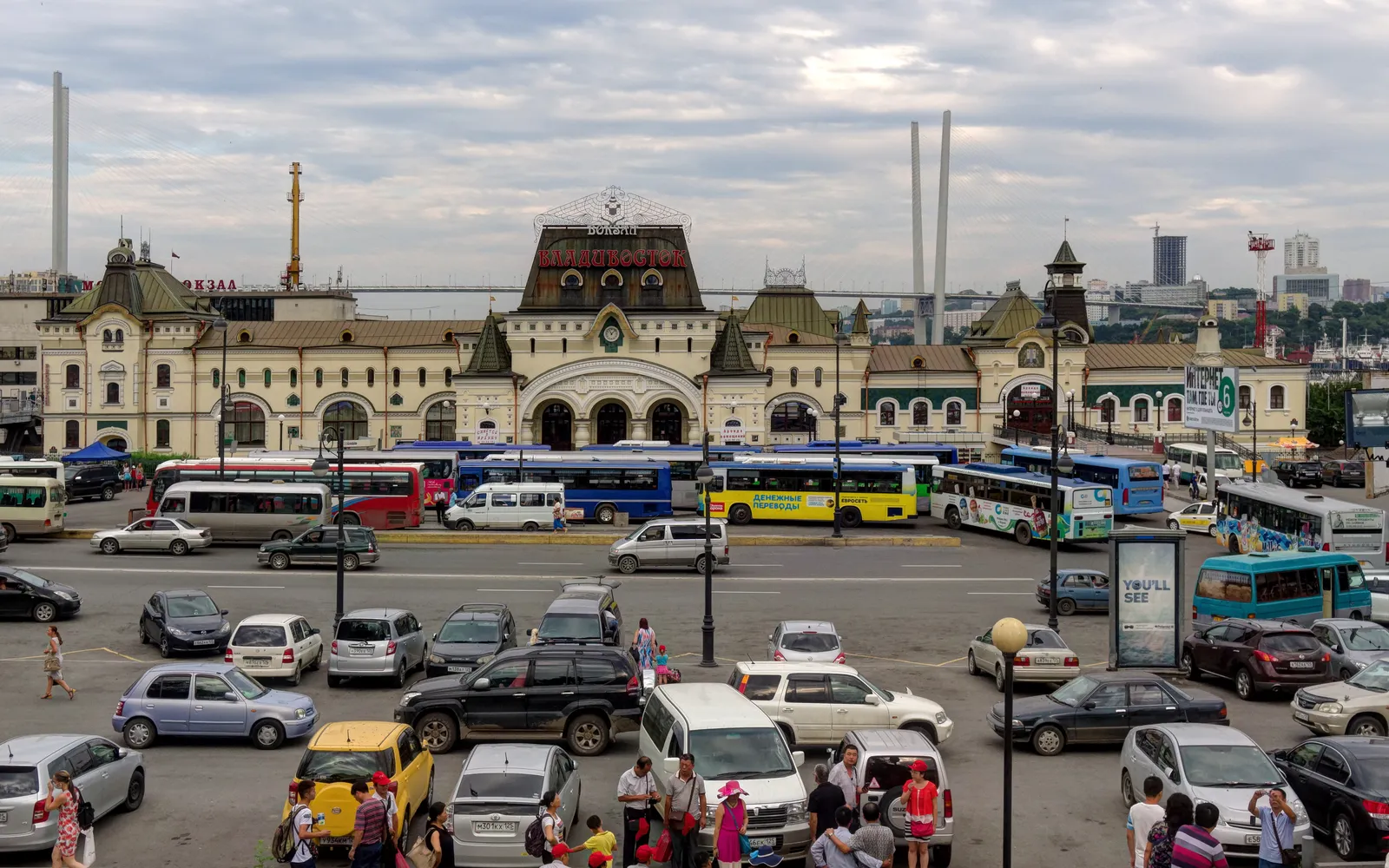 อาคารสถานีรถไฟวลาดิวอสต็อกสไตล์รัสเซียน-โมเดิร์น หลังคาสีแดงเข้มตกแต่งลวดลาย ตั้งอยู่ริมชายฝั่งอ่าวท่ามกลางเมือง