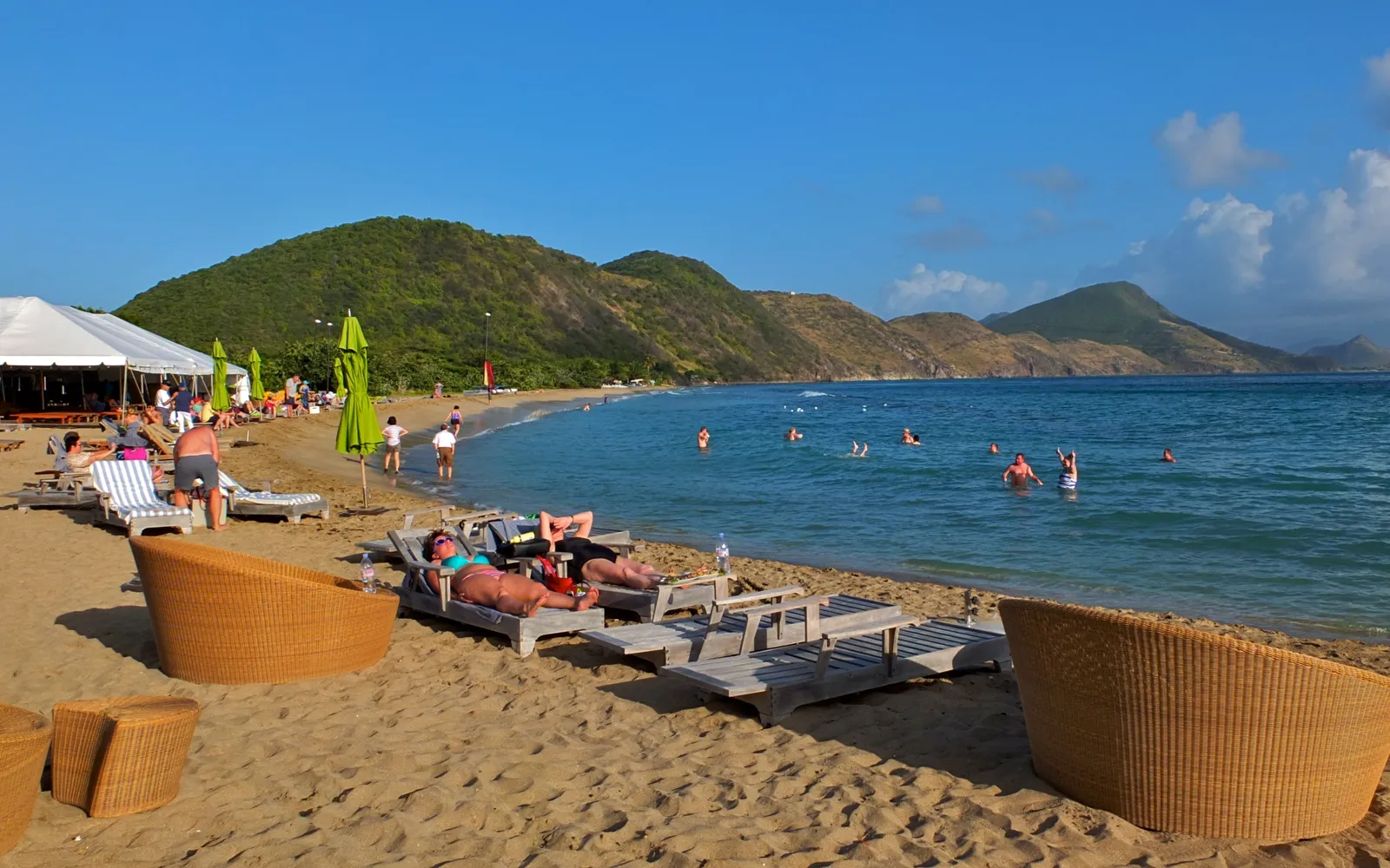 หาด South Friars Bay น้ำใส มีบาร์ริมหาดและแนวปะการังสำหรับดำน้ำ