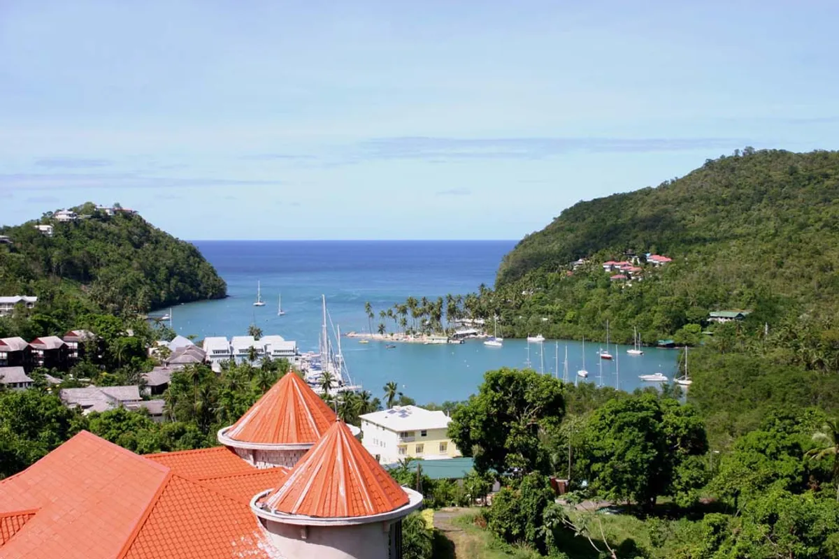 บรรยากาศย่านMarigot Bay (ตะวันตก) ในแคสทรีส์