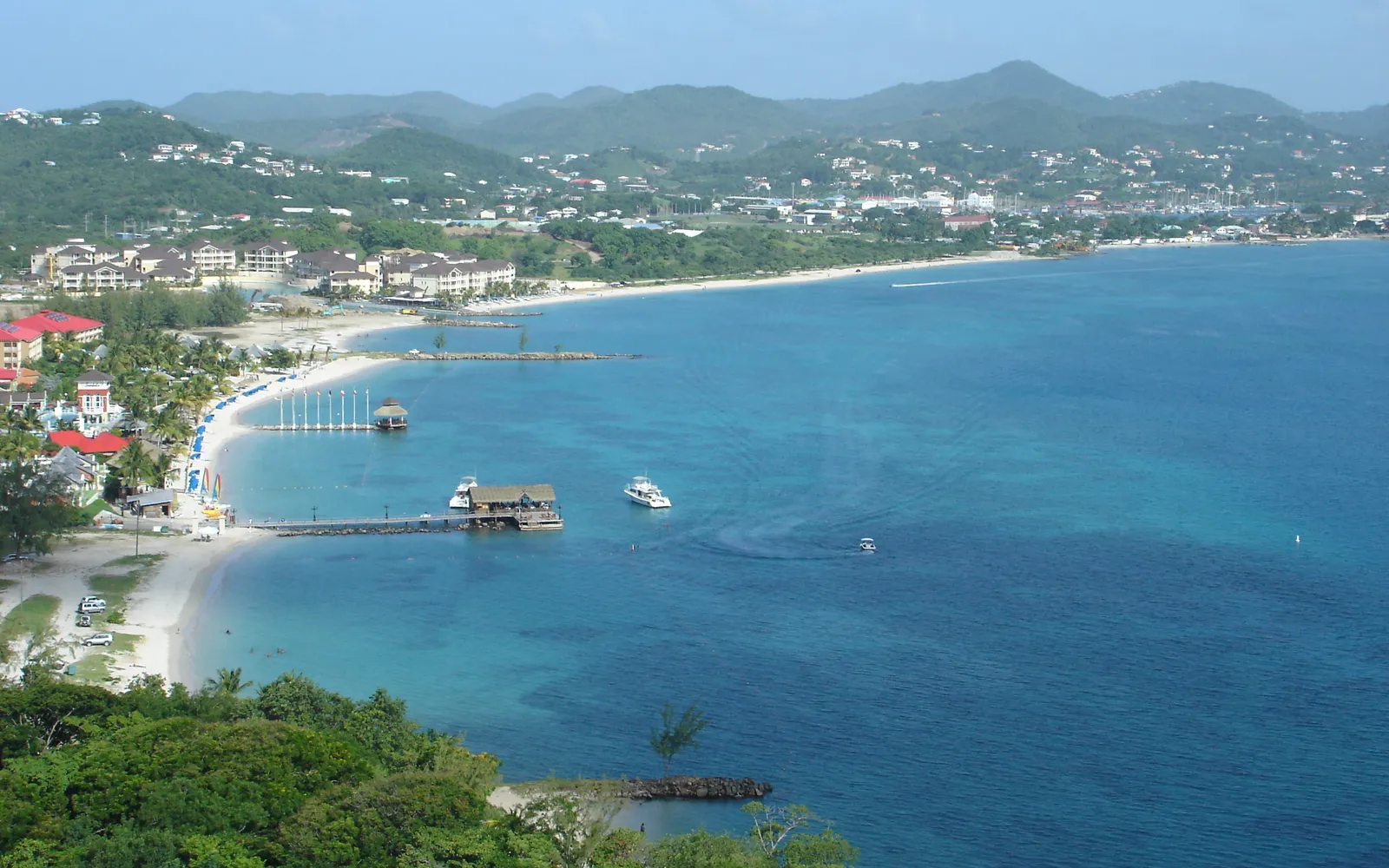 ตัวเมืองกรอสอีเลและอ่าว Rodney Bay มองจากเกาะ Pigeon Island