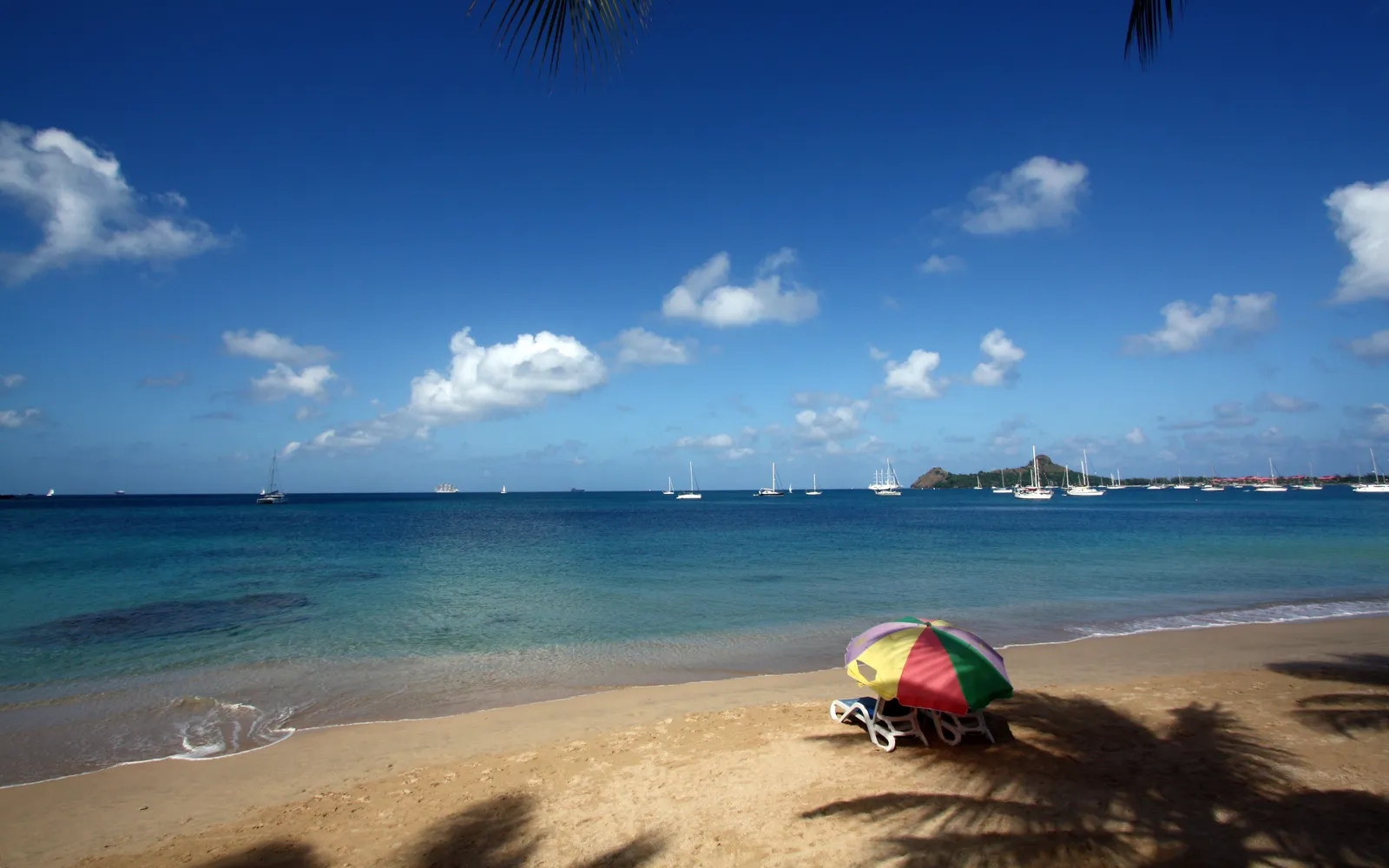 อ่าว Rodney Bay กับน้ำทะเลสีฟ้าใสบริเวณหาดเรดูอิต