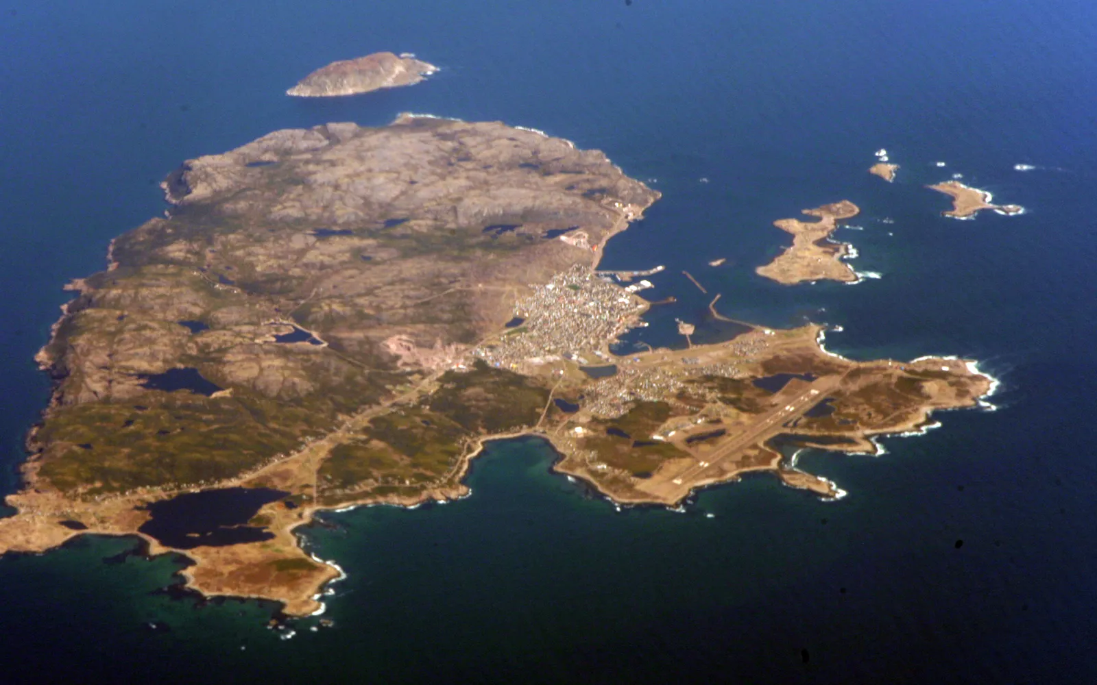 เกาะอีลโอมาแร็งที่มีบ้านชาวประมงเก่าและโบสถ์เล็กกลางหมู่เกาะ