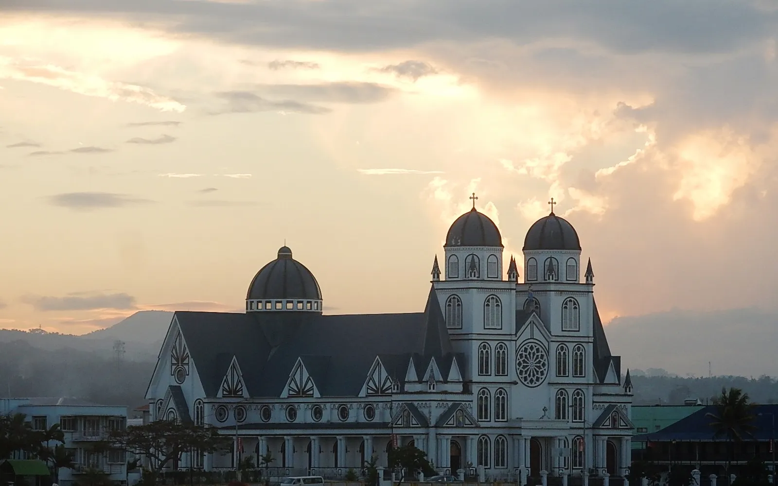 มหาวิหารสีขาวแม่พระปฏิสนธินิรมลริมอ่าวอาเปีย