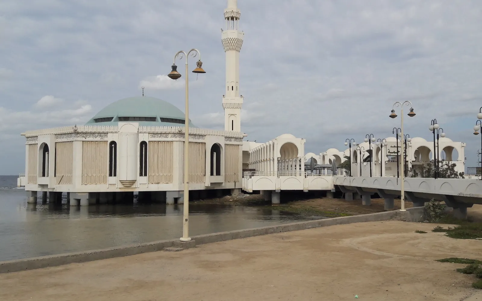 มัสยิดลอยน้ำ Al-Rahmah สีขาวบนเสาเหนือผิวทะเลแดง
