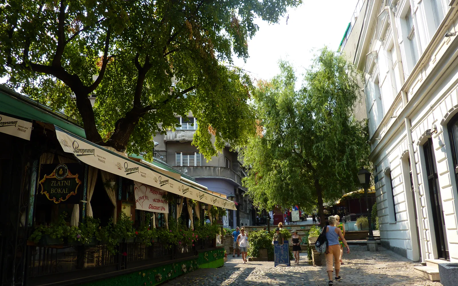 ถนนหินกรวดและร้านอาหารในย่านสกาดาร์ลิยา