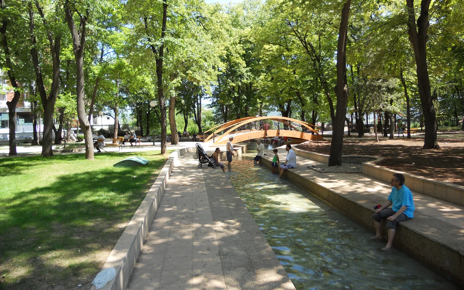รางน้ำแร่ร้อนสาธารณะที่เมืองสปานิชกาบานยา