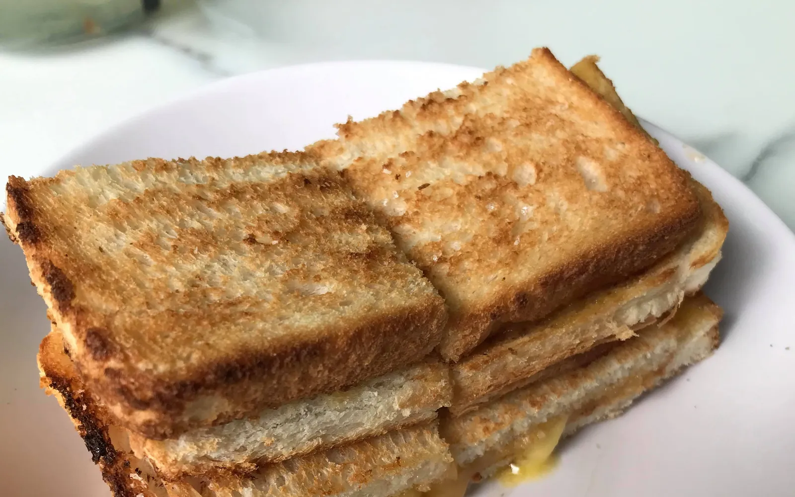 Kaya Toast ขนมปังปิ้งทาเนยและแยมมะพร้าว kaya เสิร์ฟพร้อมกาแฟดำ kopi สไตล์สิงคโปร์โบราณ