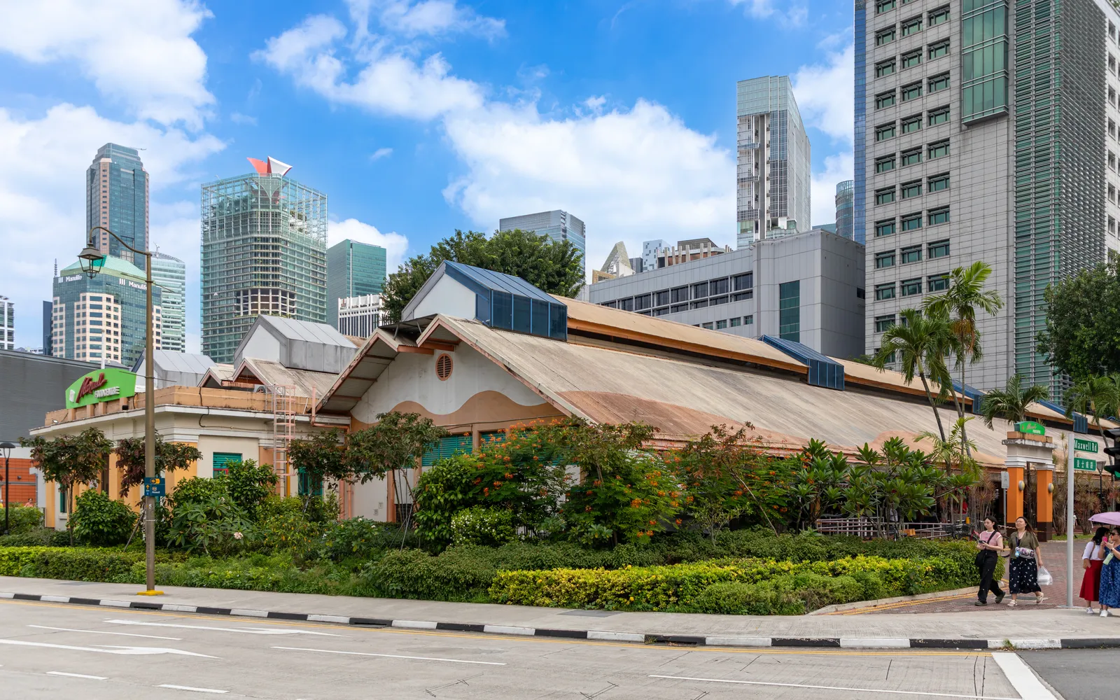 Maxwell Food Centre อาคารสีเหลืองยุคอาณานิคมย่าน Tanjong Pagar สิงคโปร์ ล้อมรอบด้วยตึกสมัยใหม่