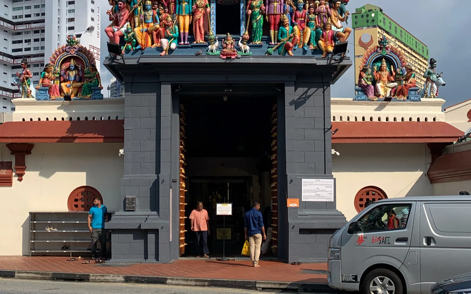 ประตู gopuram 6 ชั้นอลังการของวัดศรีมาริอัมมัน วัดฮินดูที่เก่าแก่ที่สุดในสิงคโปร์
