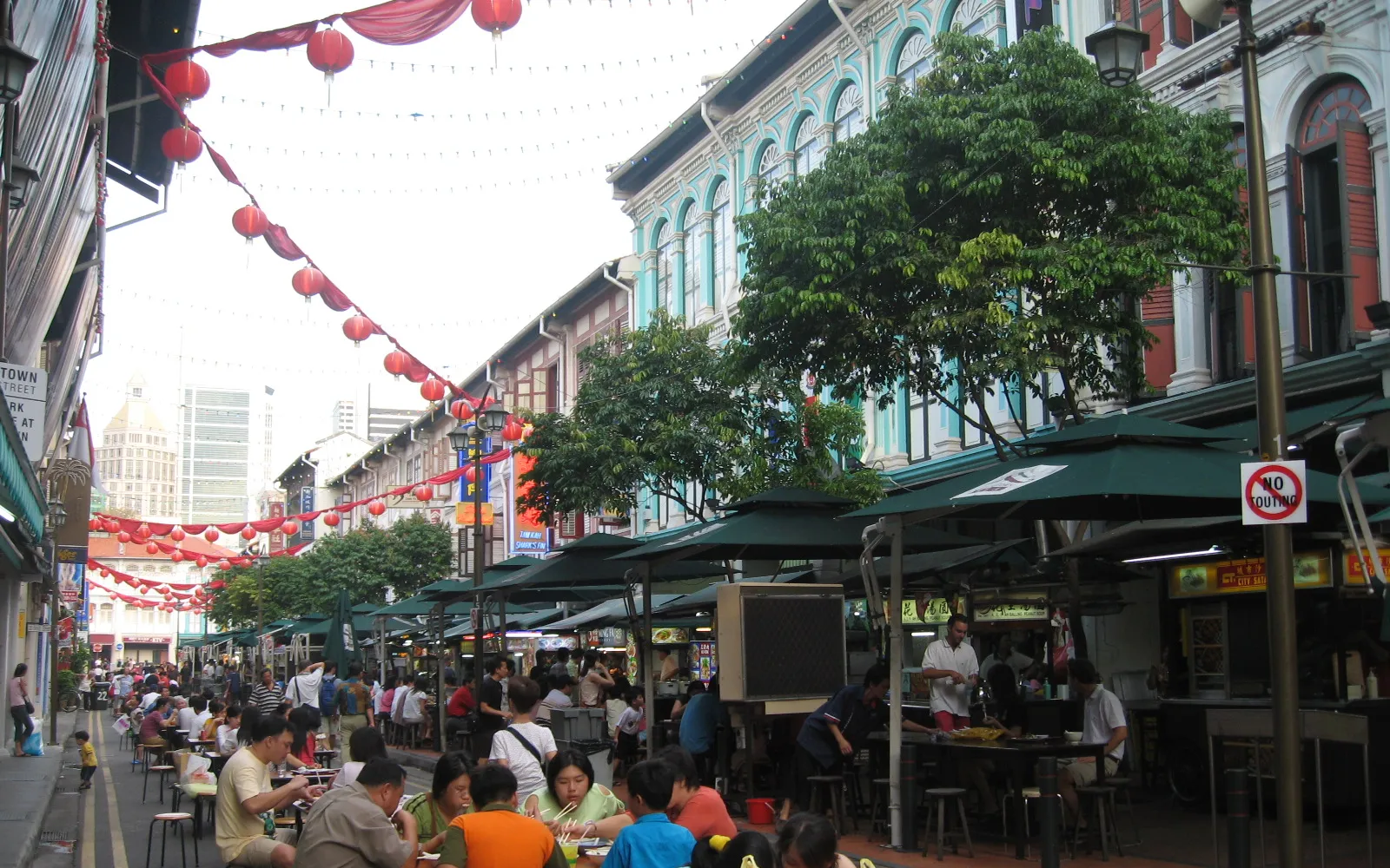 อาหารทะเลจีนสิงคโปร์หลากจานวางบนโต๊ะในร้านซีฟู้ดริมน้ำ