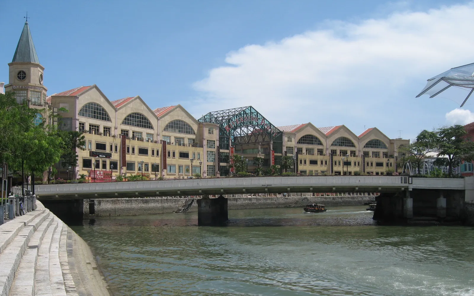 สะพานรีด บริดจ์ข้ามแม่น้ำสิงคโปร์ยามค่ำคืน แสงไฟสะท้อนริมน้ำ