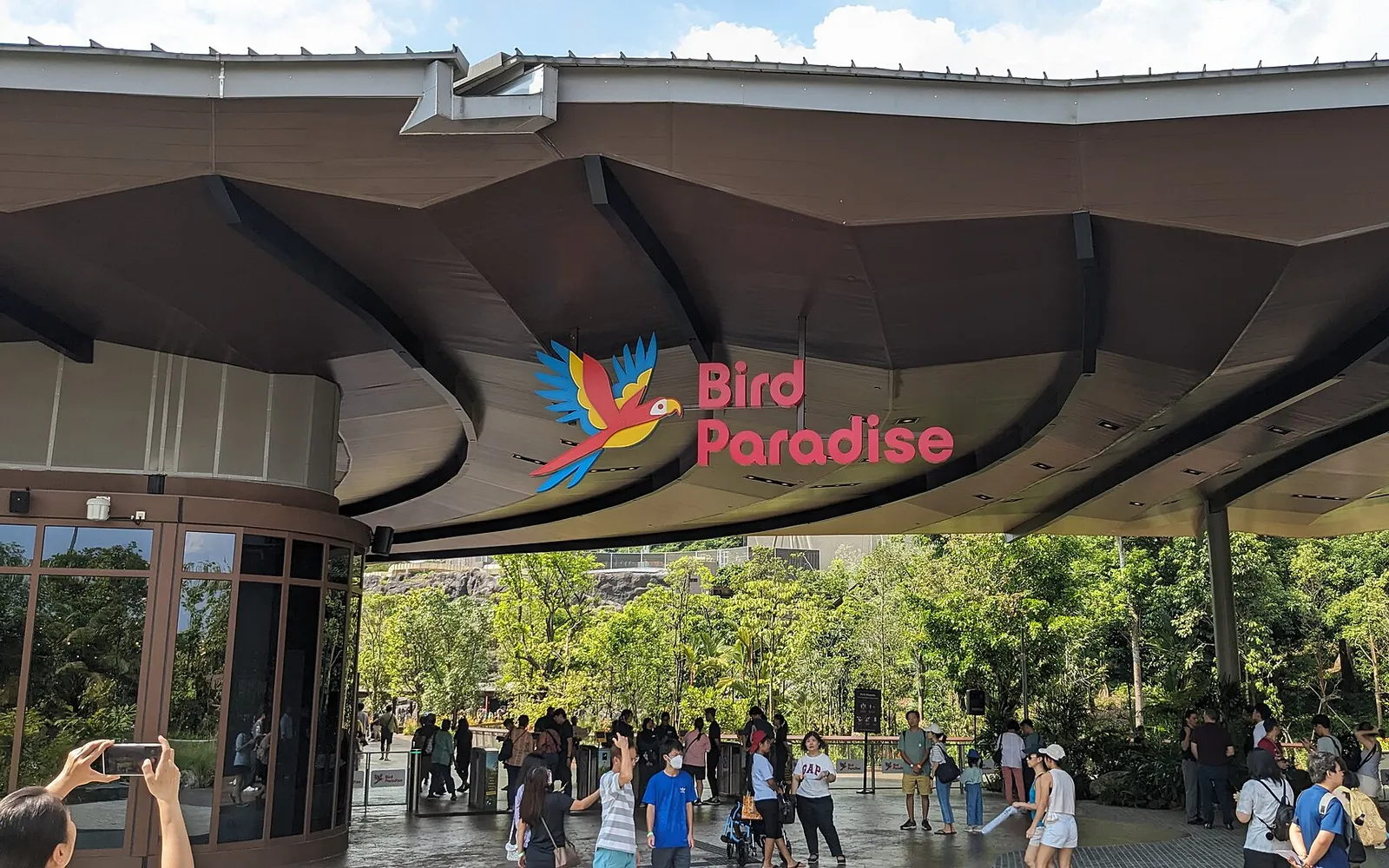 นกแมคคอว์สีสันสดใสในอาเวียรีของ Bird Paradise สิงคโปร์