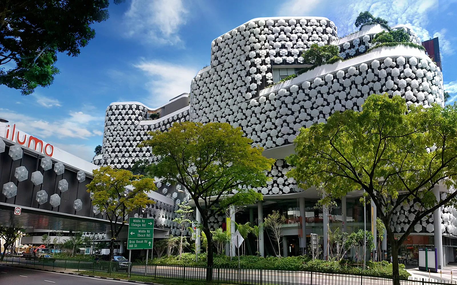 ทางเดินช้อปปิงในร่มของ Bugis Junction ที่มีหลังคากระจกสไตล์โคโลเนียลสว่างโปร่ง