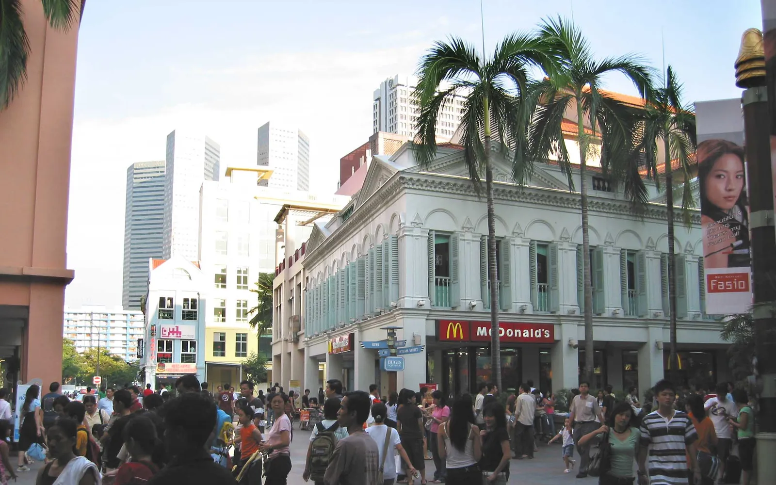 ทางเดินตลาดบูกิสสตรีทที่คึกคักไปด้วยร้านเสื้อผ้าราคาถูกและของที่ระลึกหลากชนิด