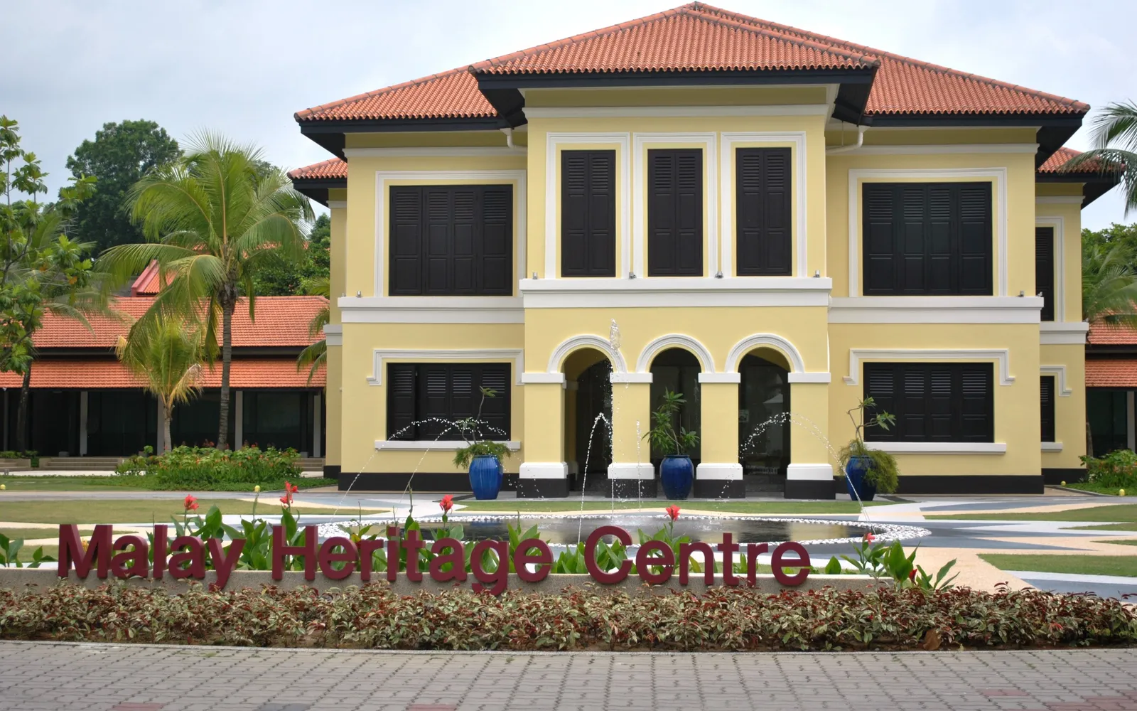อาคาร Istana Kampong Glam สีเหลืองครีมสวยงาม ซึ่งปัจจุบันเป็นที่ตั้งของศูนย์มรดกมาเลย์