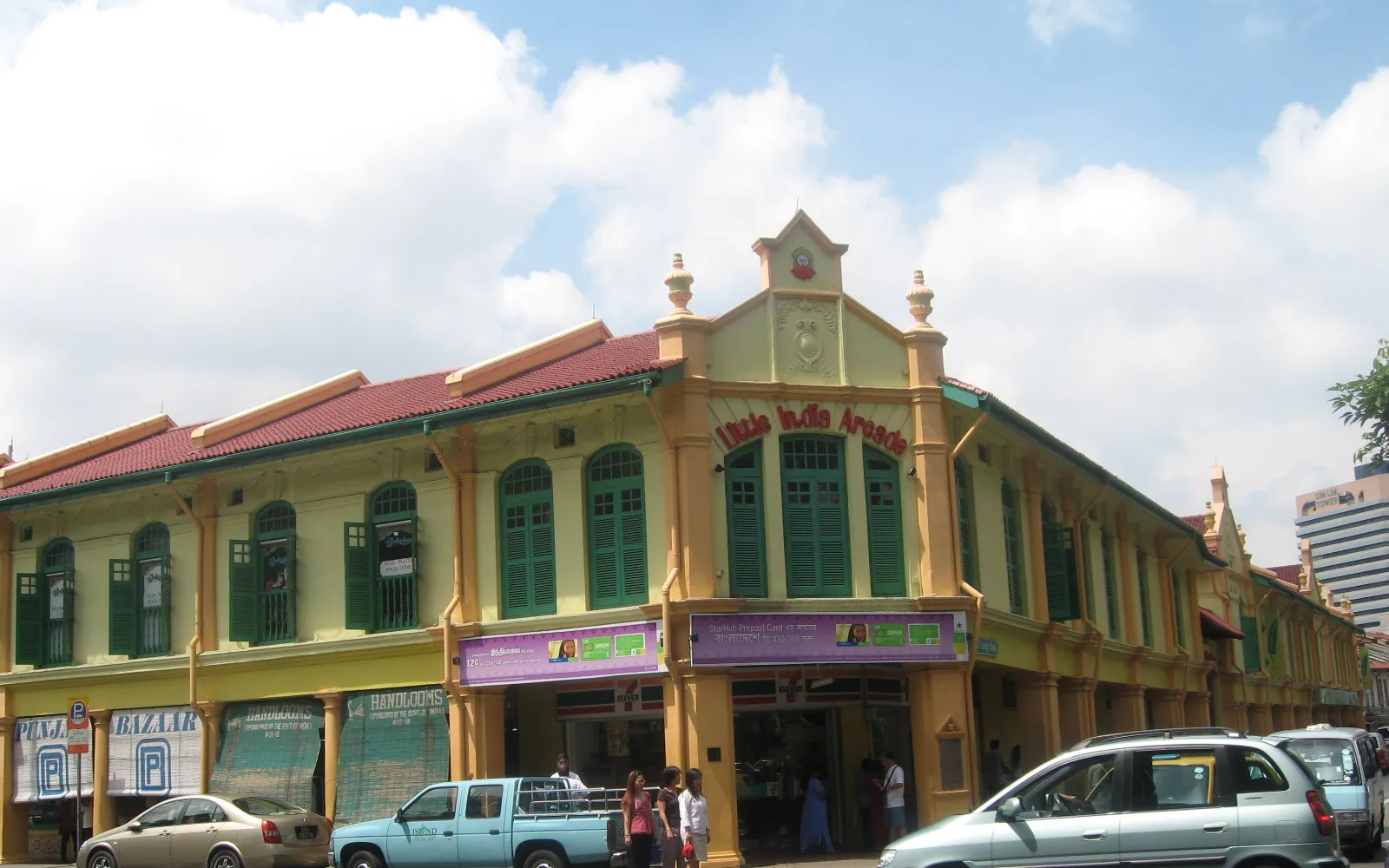 ร้านค้าแผงลอยในห้องแถวเก่าแก่ของ Little India Arcade สิงคโปร์