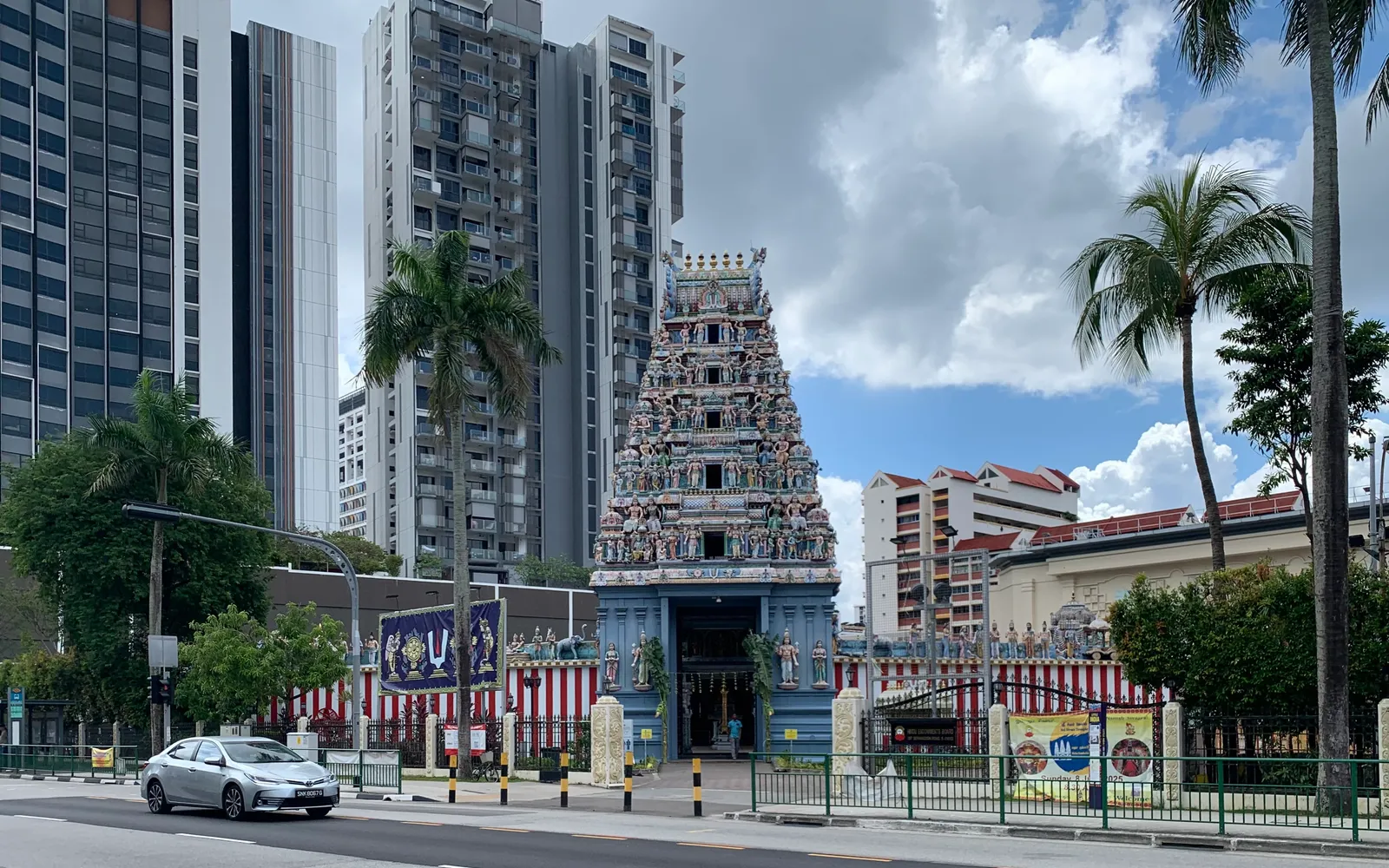 หอ Gopuram สูง 20 เมตรของวัดศรีศรีนิวาสาเปรูมัล ลิตเติ้ลอินเดีย สิงคโปร์