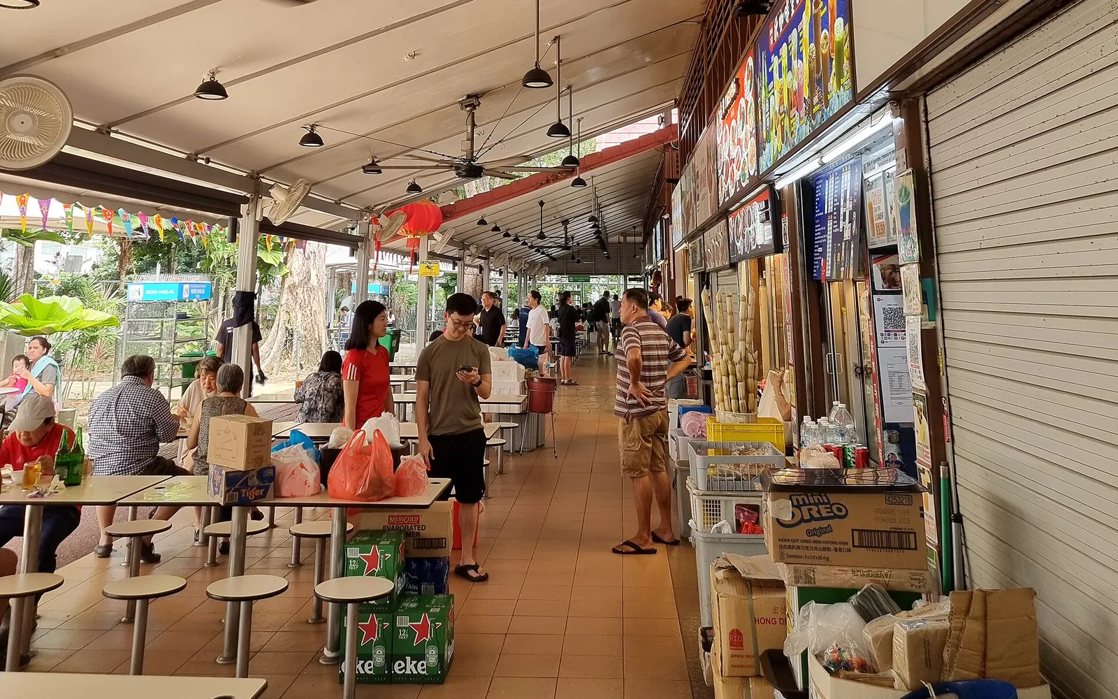 บรรยากาศยามค่ำที่ Newton Food Centre ร้านอาหารแน่นและควันฟุ้ง