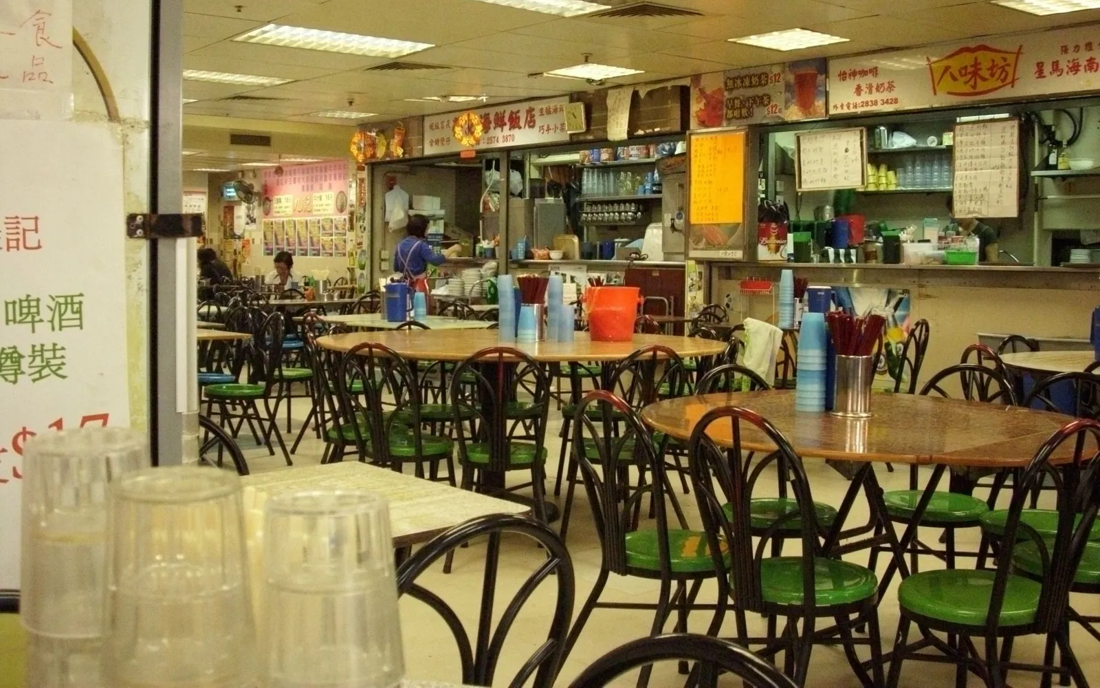 ฟู้ดคอร์ตสไตล์อาณานิคมตกแต่งด้วยทองแดงและไม้ในห้างออร์ชาร์ด
