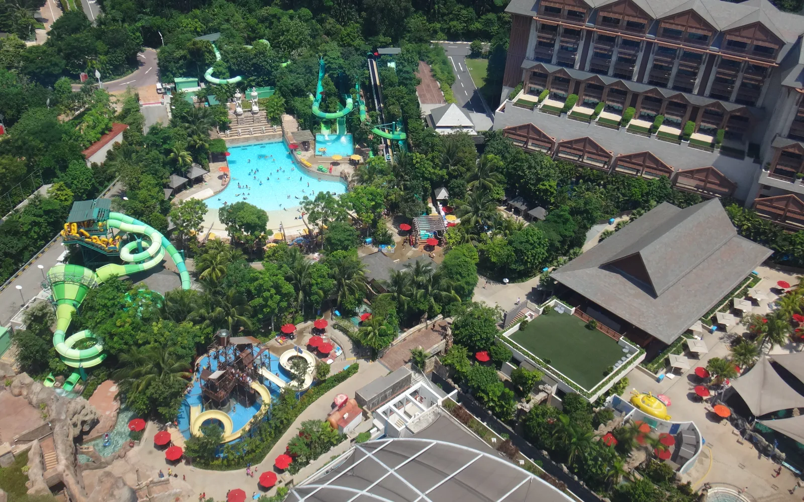 เครื่องเล่น Riptide Rocket สไลเดอร์แม่เหล็กน้ำสาดขึ้นฟ้าที่ Adventure Cove Waterpark เซนโตซา