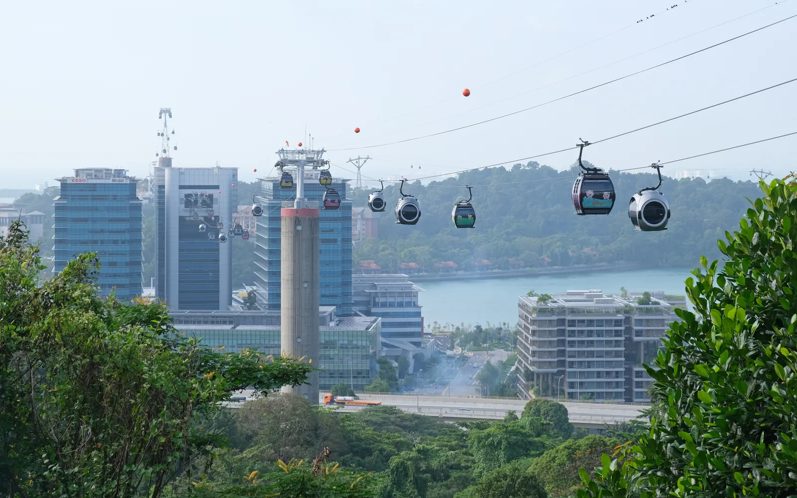 กระเช้าลอยฟ้า Singapore Cable Car แล่นข้ามช่องแคบ Keppel Harbour มองเห็นสกายไลน์สิงคโปร์เบื้องหลัง