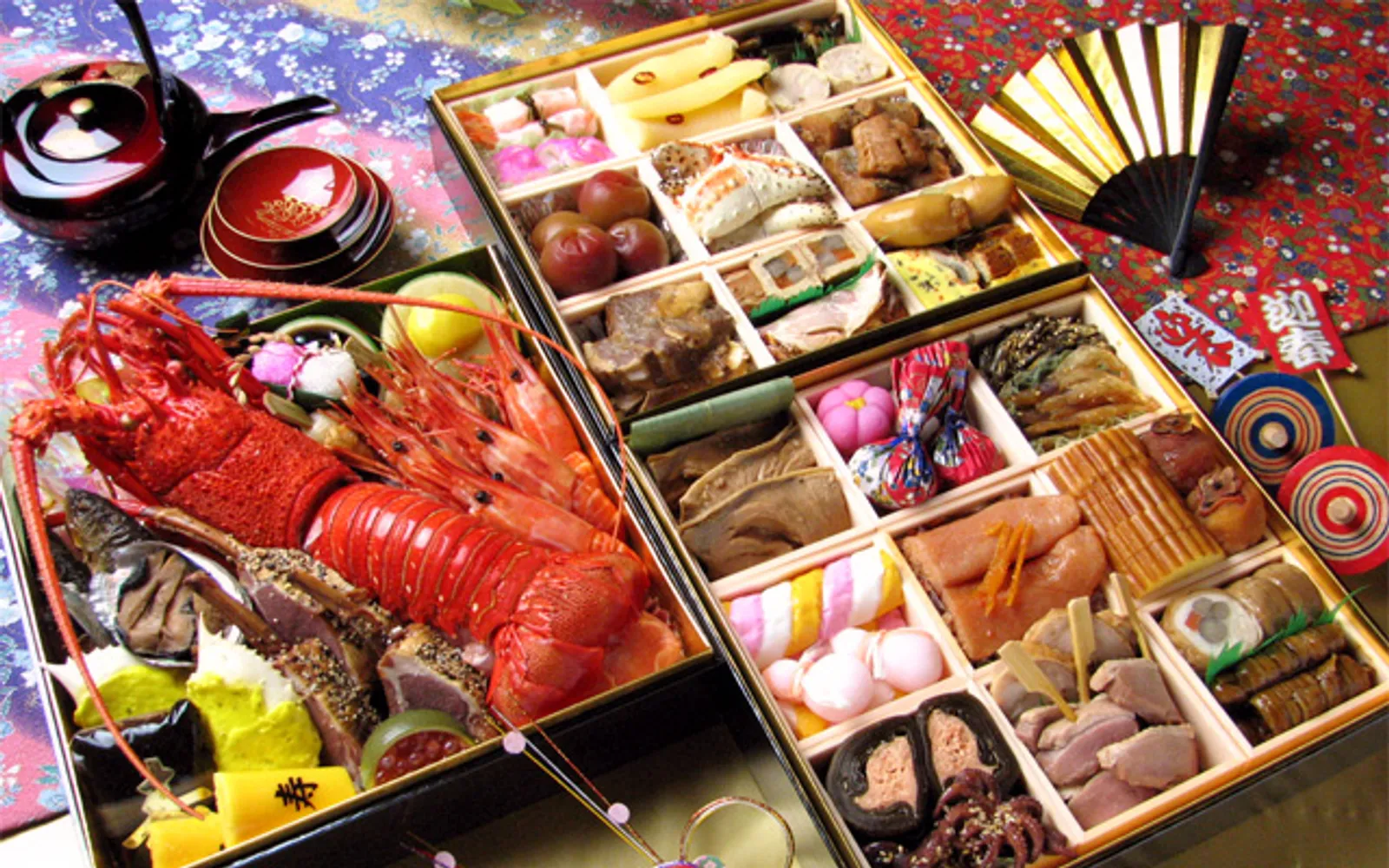 แฮมเบิร์กเนื้อวากิวบนข้าวญี่ปุ่นหน้าซอสเทอริยากิ เสิร์ฟในชุดเซ็ตที่ Niku Niku Oh Kome เซนโตซา