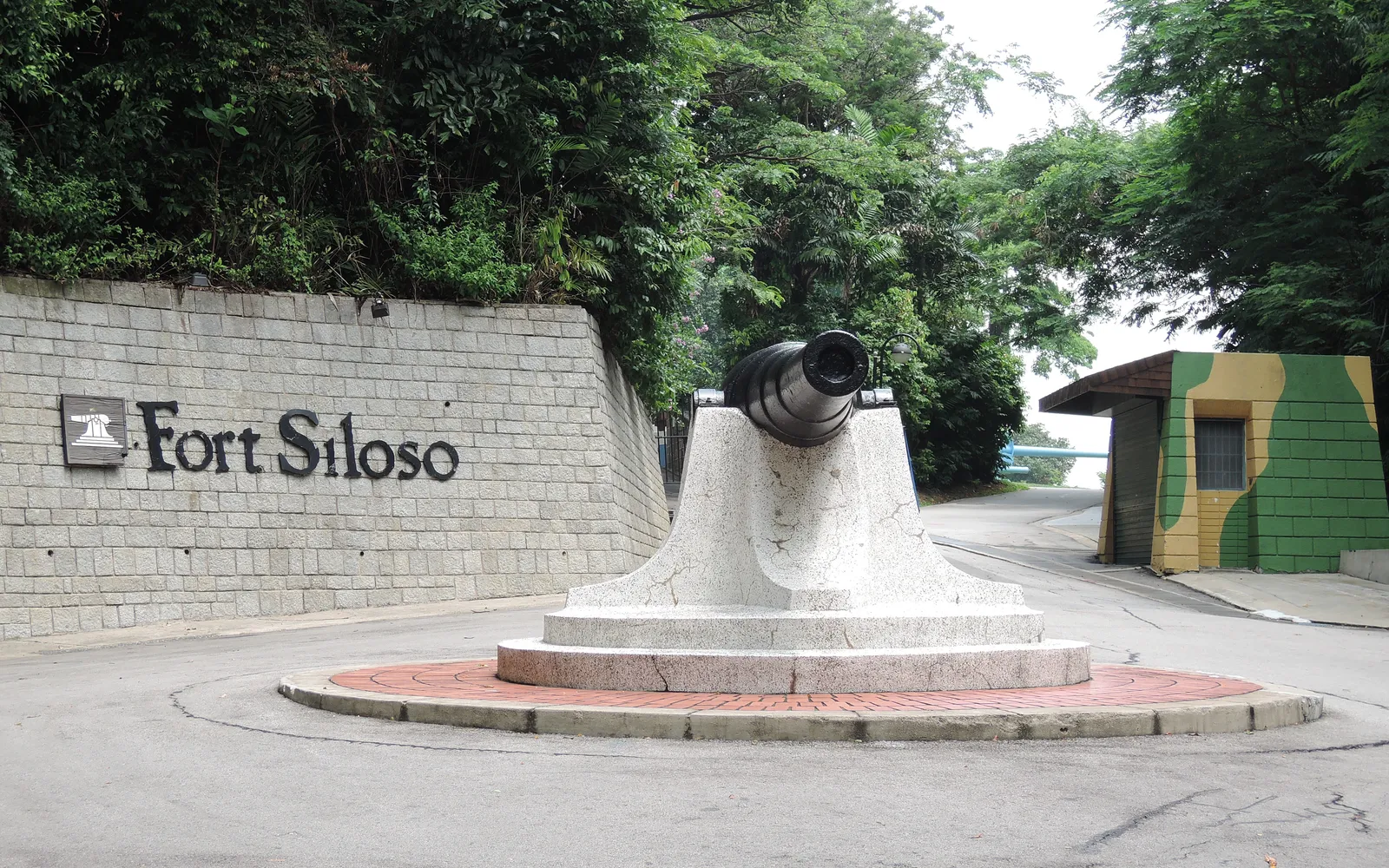 ป้อมปืนใหญ่โบราณของ Fort Siloso ที่เก็บรักษาตั้งแต่สงครามโลกครั้งที่สอง บน Sentosa
