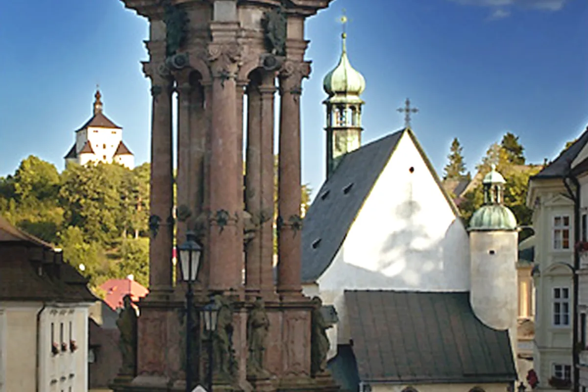 บรรยากาศย่านจัตุรัสตรีนิตี้ + ใจกลางเมืองเก่า (Námestie sv. Trojice) ในบันสกา-ชตยาวนิตซา