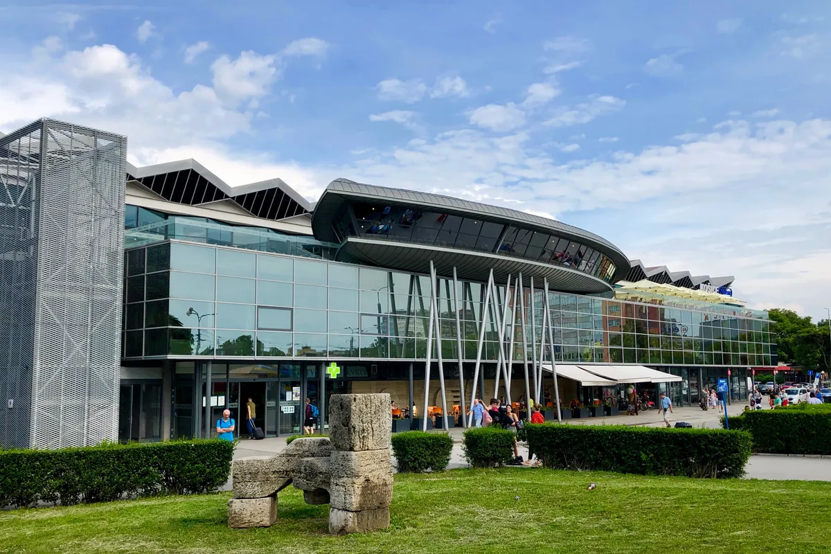 บรรยากาศย่านย่านสถานีรถไฟ (Staničné námestie) ในโคชิตเซ