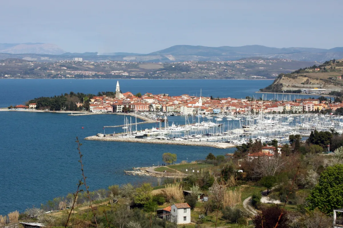 บรรยากาศย่านอิโซลา (Izola) ในปิราน