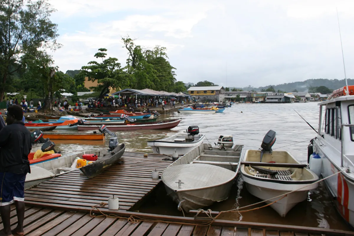 บรรยากาศย่านใจกลางเมืองกิโซ (Gizo Town) ในกิโซ